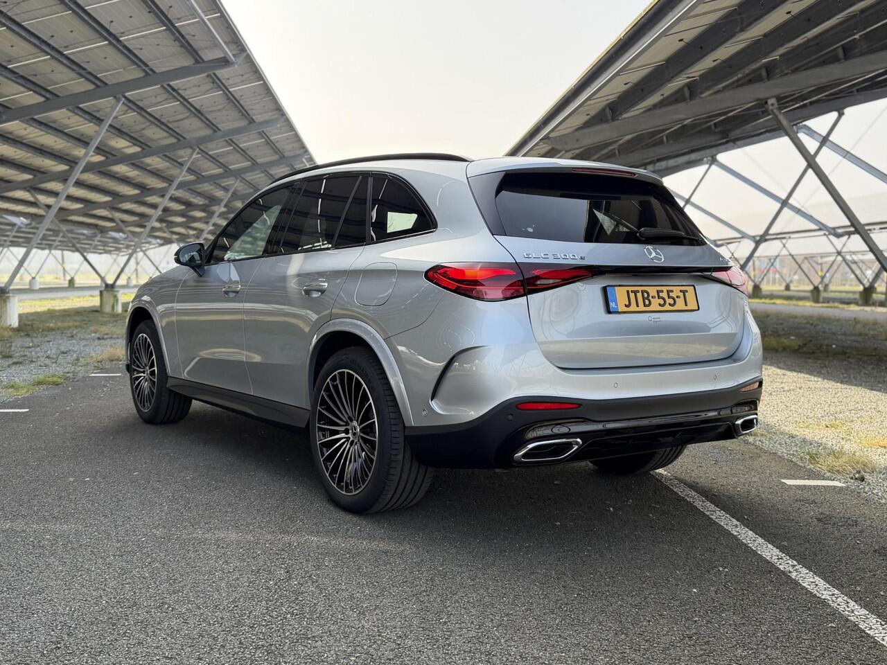 Mercedes-Benz GLC-KLASSE 300e 4MATIC Sport Edition | Night | Panoramaschuifdak | Premium pakket | 360° camera | Dodehoekassistent | DIGITAL LIGHT |