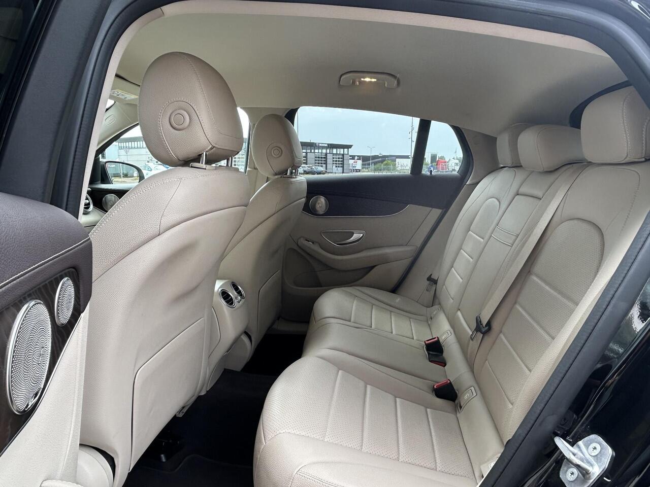 Mercedes-Benz Glc Coupé 300e 4MATIC AMG | Beige Leder | Trekhaak |Burmester| DAB|LED| Stoelverwarming| Digitaal display