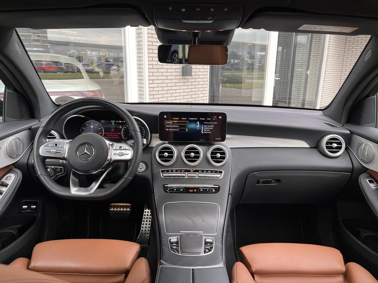 Mercedes-Benz Glc Coupé 300 e 4MATIC | Bruin leer | Schuifdak | AMG Burmester| Rijassistentie pakket| Trekhaak| Keyless Entry| 360 camera | Carplay| Multibeam LED| Sfeerverlichting| Stoelverwarming