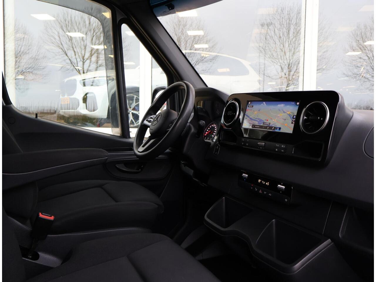 Mercedes-Benz SPRINTER 319 3.0 CDI V6 AUT. L3H2 - 3500 KG TREKHAAK | MBUX BREEDBEELD | 18 INCH LMV | CAMERA