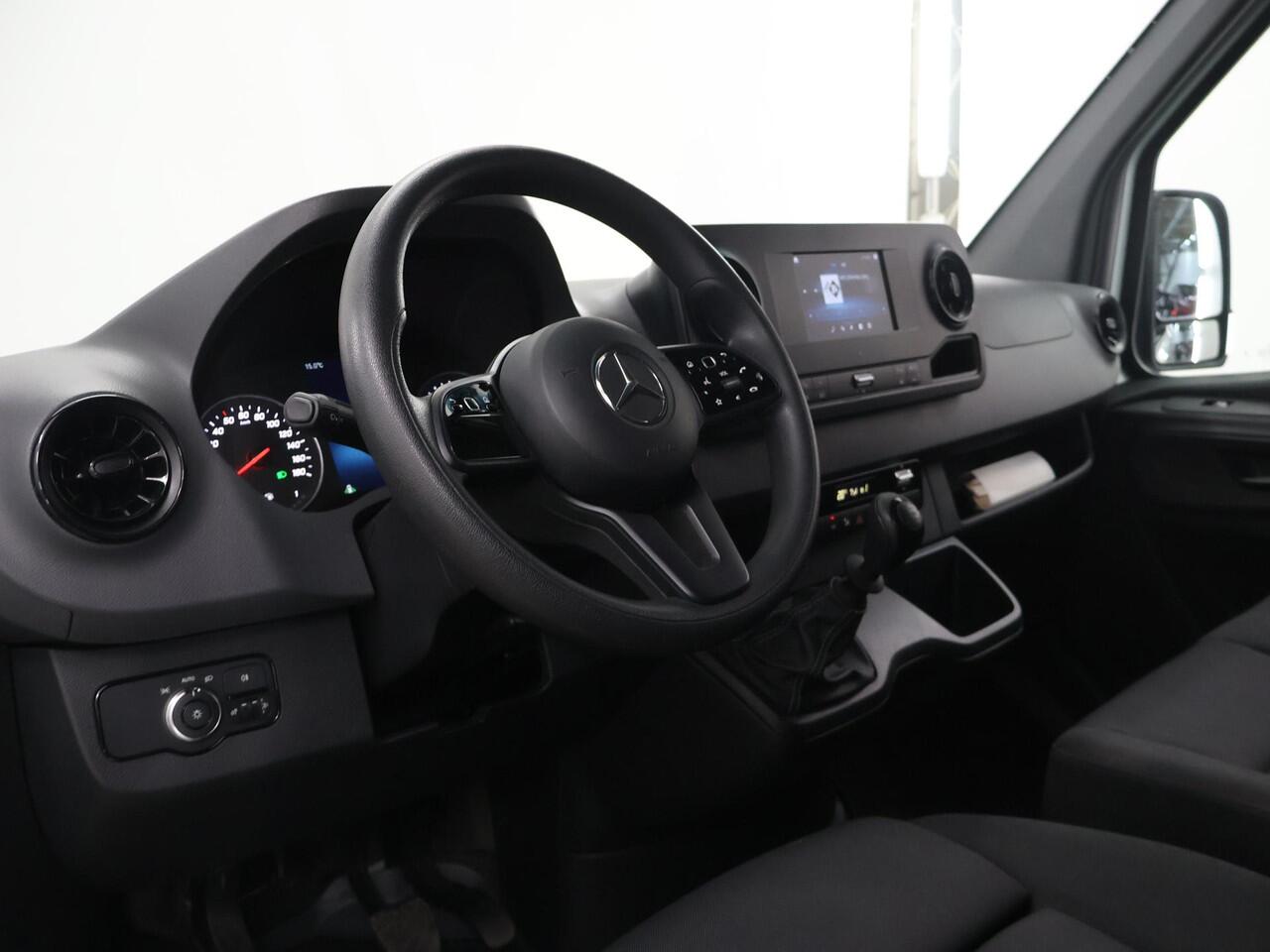 Mercedes-Benz SPRINTER 314 CDI | L3 H2 | 140 PK | NAVIGATIE | ACHTERUITRIJCAMERA | GEVEERDE BESTUURDERSSTOEL | W73 ACHTEROPSTAP | AIRCO | DODEHOEKDETECTIE | GEEN ZIJSCHUIFDEUREN | CARPLAY EN ANDROID AUTO