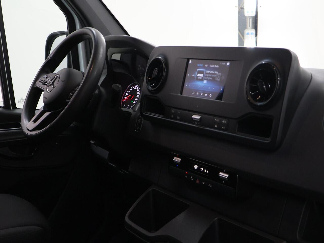Mercedes-Benz SPRINTER 314 CDI | Aut.| L2 H2 | Aut. | Inbouwkasten |Trekh Trekhaak | Navigatie | Parkeercamera | Cruise Control | Klasse 3 Alarm | Geveerde en verwarmde Comfortstoel Chauffeur | Comfort Bijrijdersstoel | Dodehoekassistent | Achterdeuren 270 Graden |