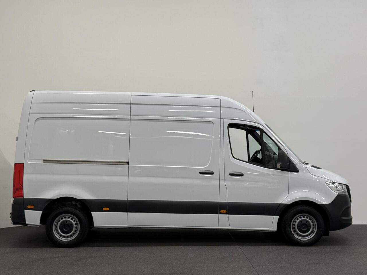 Mercedes-Benz SPRINTER 211 2.2 CDI L2H2 Automaat 9-G tronic | Airco | Navigatie | Camera | Cruisecontrol | 3Zits | Electra pakket | DAB | Trekhaak