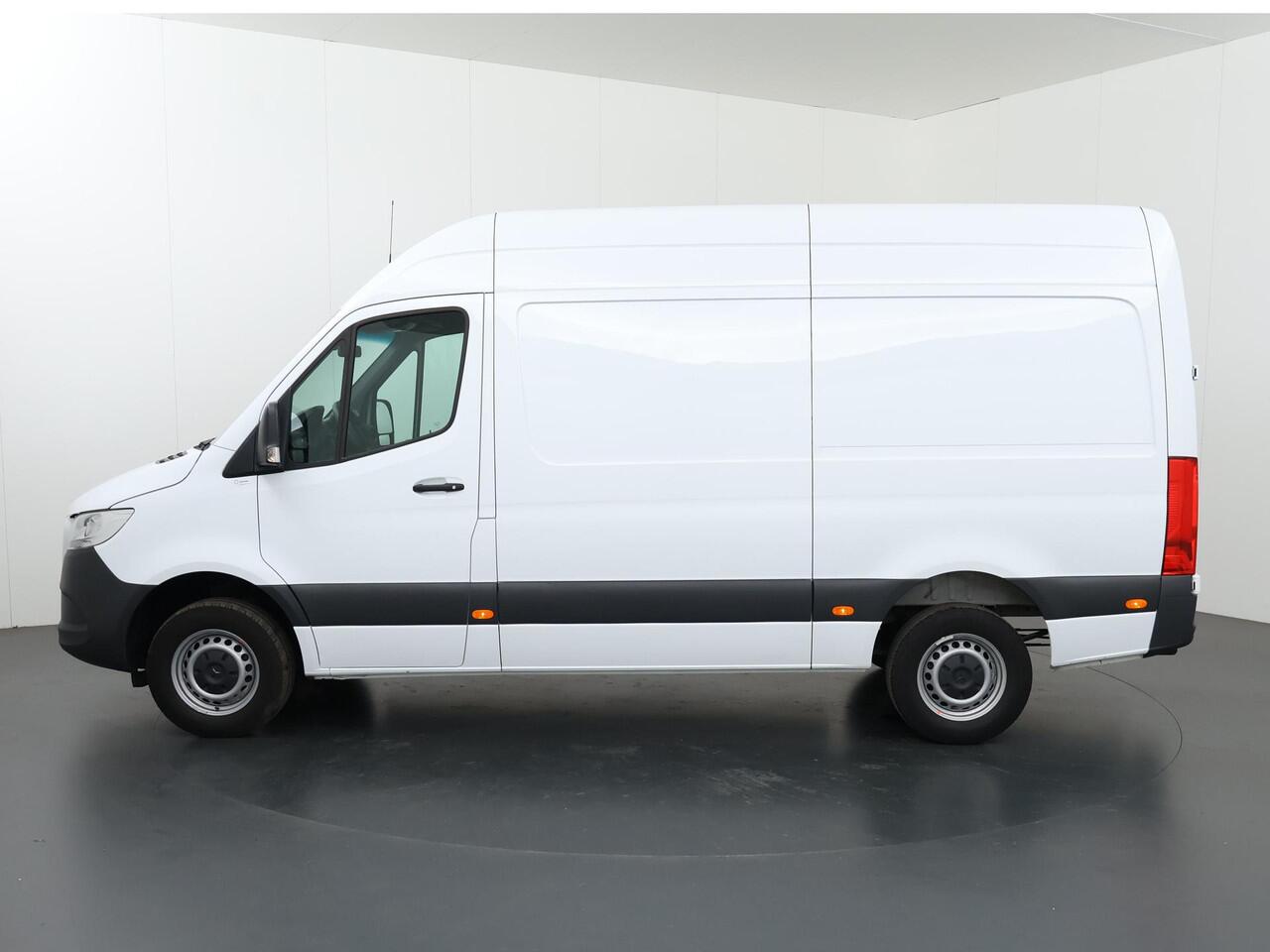Mercedes-Benz SPRINTER 317 CDI Aut. | L2 H2 | Airco | Cruise Control | Trekhaak | Achterdeuren met ruit | Comfort-stoel | Certified