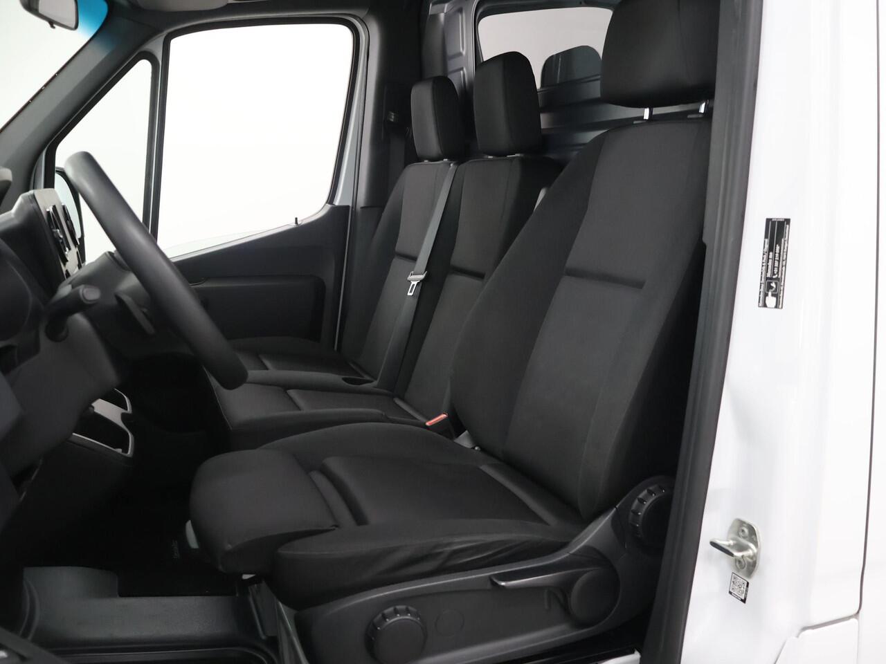 Mercedes-Benz SPRINTER 317 CDI Aut. | L2 H2 | Airco | Cruise Control | Trekhaak | Achterdeuren met ruit | Comfort-stoel | Certified