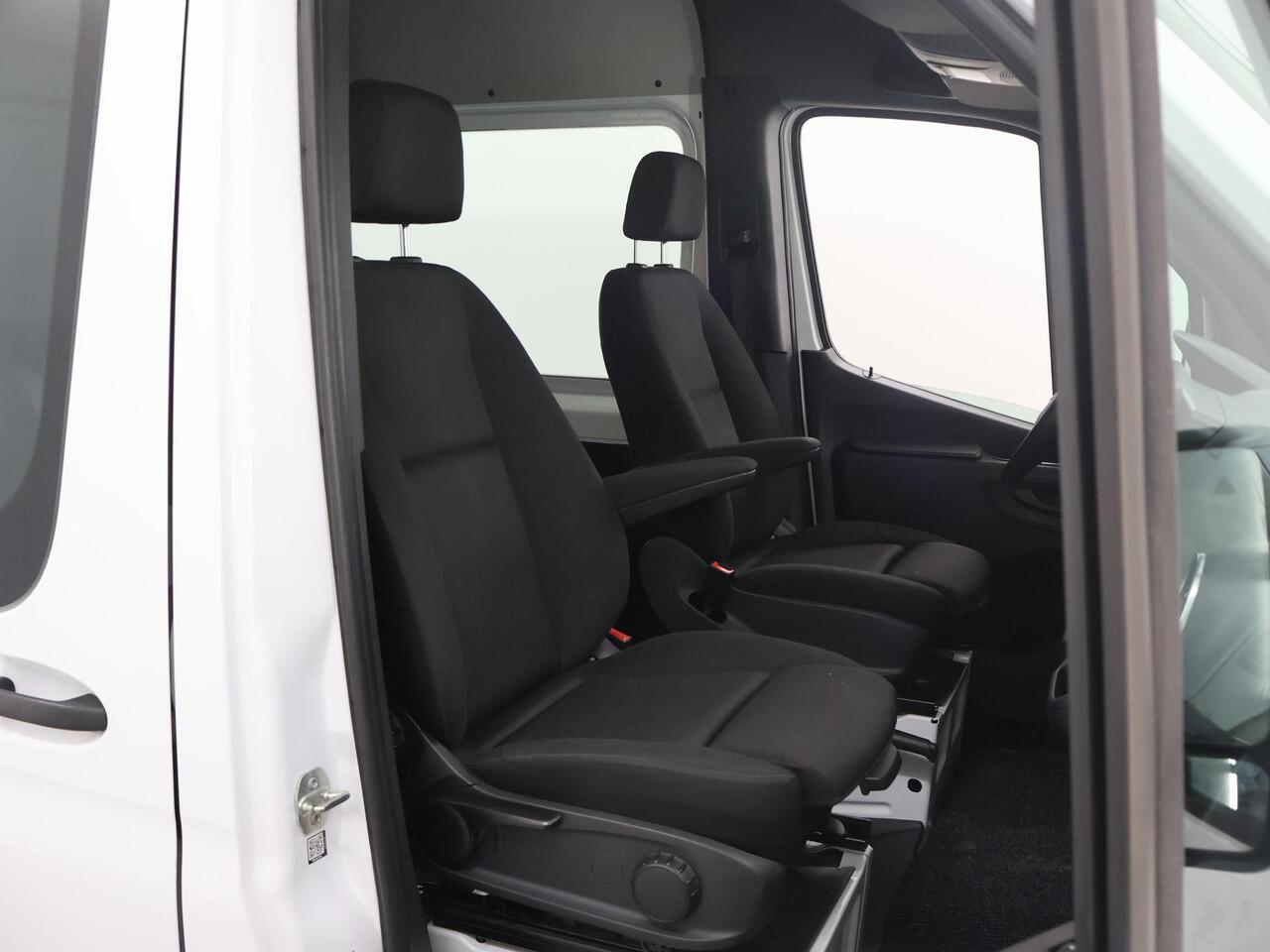 Mercedes-Benz SPRINTER 315 CDI | L2 H2 | RWD | Aut. | DUBBEL CABINE | NL AUTO | DEALER ONDERHOUDEN | 6-ZITS | 2800KG TREKHAAK | GROOT NAVIGATIE 10.25" | CAMERA | CRUISE | AIRCO | BETIMMERDE LAADRUIMTE | CARPLAY | ANDROID AUTO