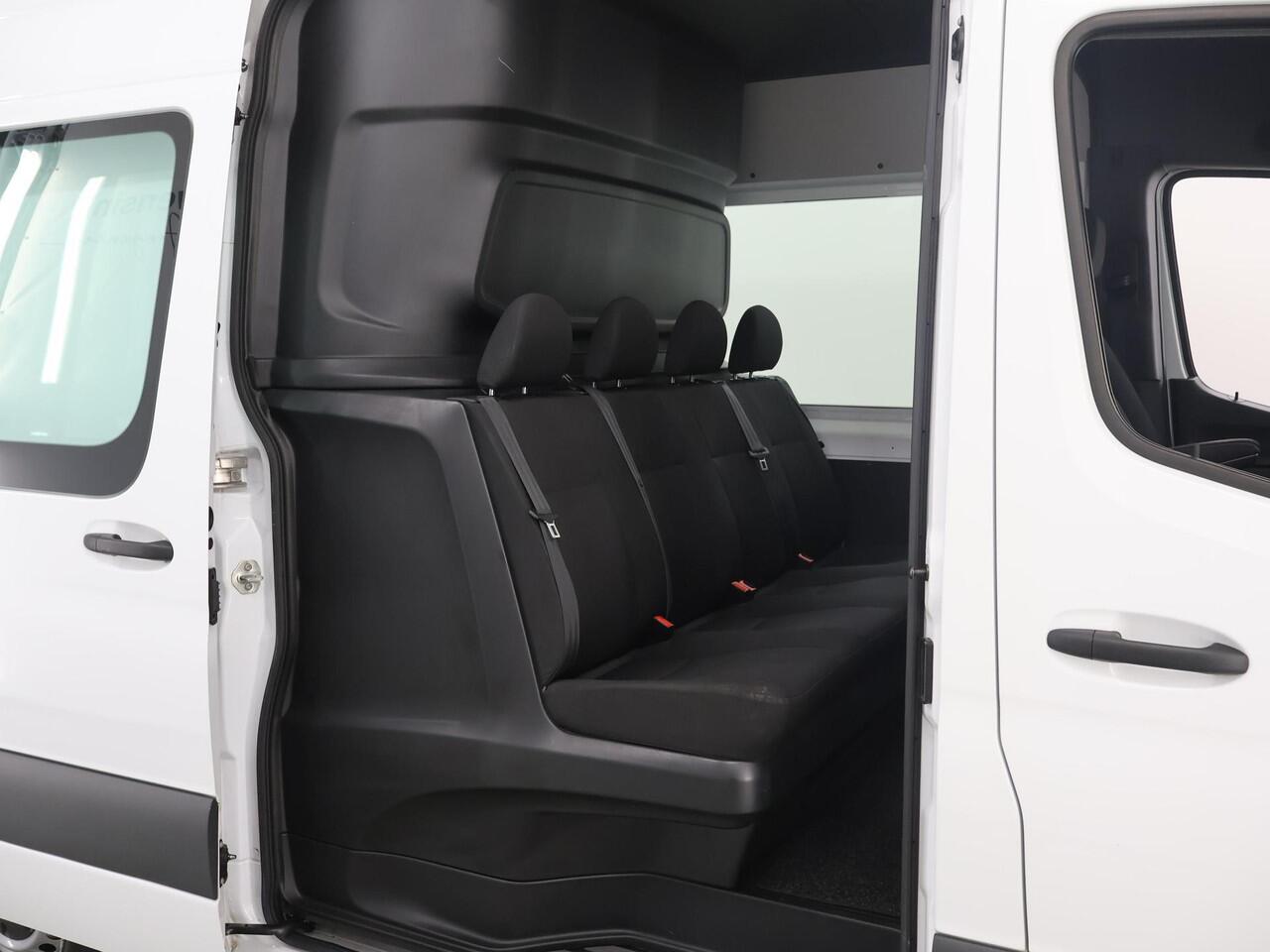 Mercedes-Benz SPRINTER 315 CDI | L2 H2 | RWD | Aut. | DUBBEL CABINE | NL AUTO | DEALER ONDERHOUDEN | 6-ZITS | 2800KG TREKHAAK | GROOT NAVIGATIE 10.25" | CAMERA | CRUISE | AIRCO | BETIMMERDE LAADRUIMTE | CARPLAY | ANDROID AUTO
