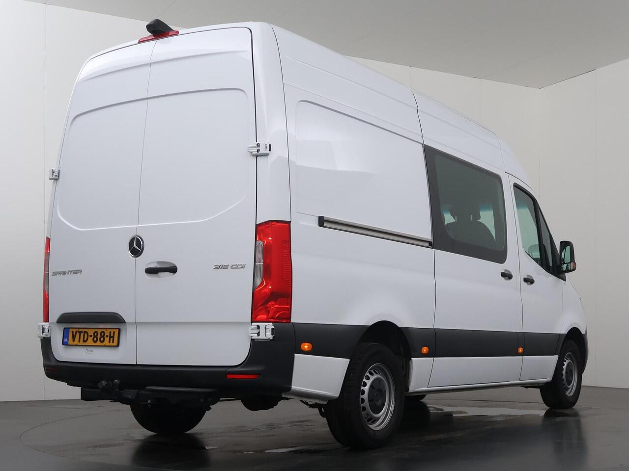 Mercedes-Benz SPRINTER 315 CDI | L2 H2 | RWD | Aut. | DUBBEL CABINE | NL AUTO | DEALER ONDERHOUDEN | 6-ZITS | 2800KG TREKHAAK | GROOT NAVIGATIE 10.25" | CAMERA | CRUISE | AIRCO | BETIMMERDE LAADRUIMTE | CARPLAY | ANDROID AUTO