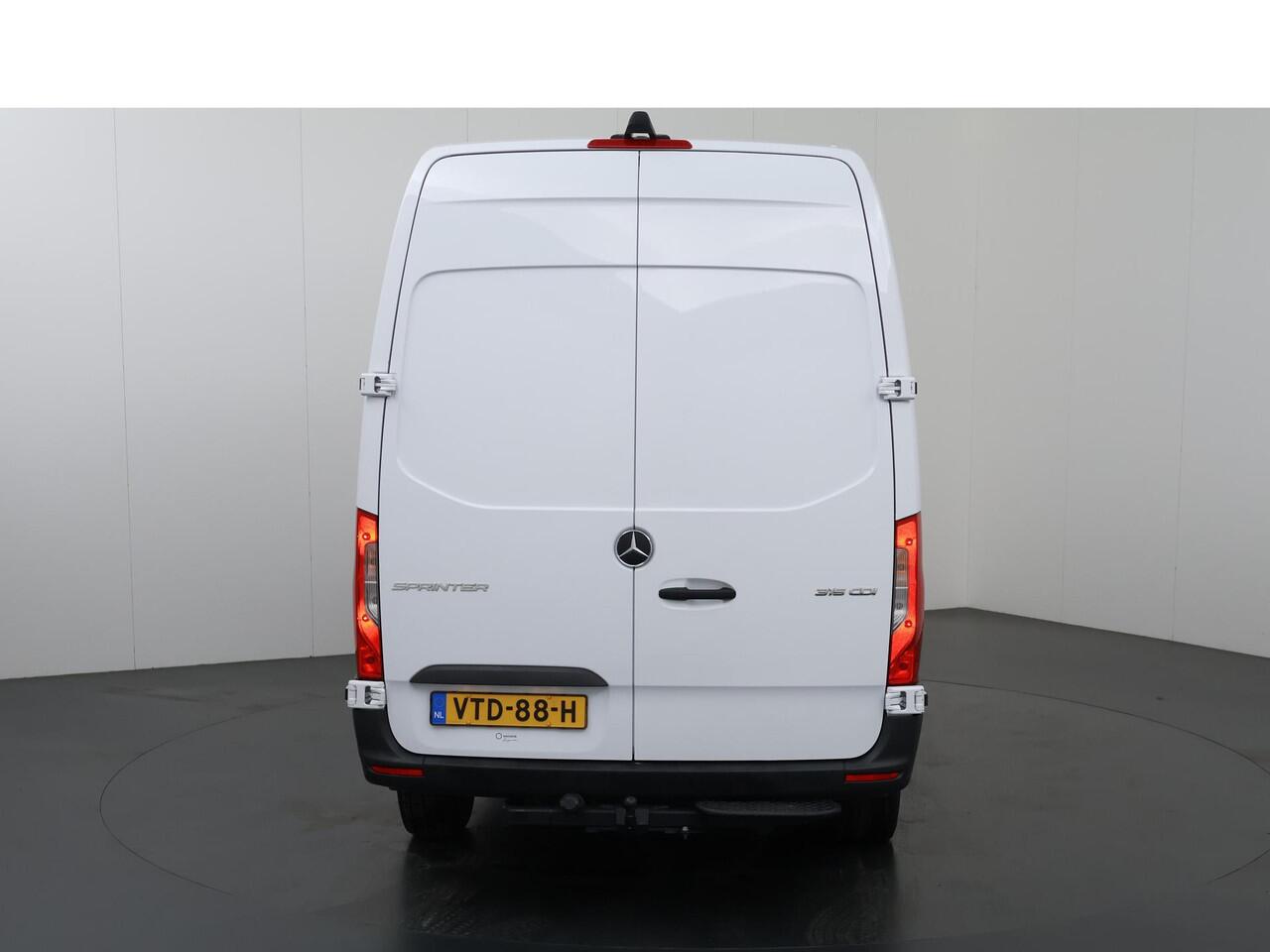Mercedes-Benz SPRINTER 315 CDI | L2 H2 | RWD | Aut. | DUBBEL CABINE | NL AUTO | DEALER ONDERHOUDEN | 6-ZITS | 2800KG TREKHAAK | GROOT NAVIGATIE 10.25" | CAMERA | CRUISE | AIRCO | BETIMMERDE LAADRUIMTE | CARPLAY | ANDROID AUTO