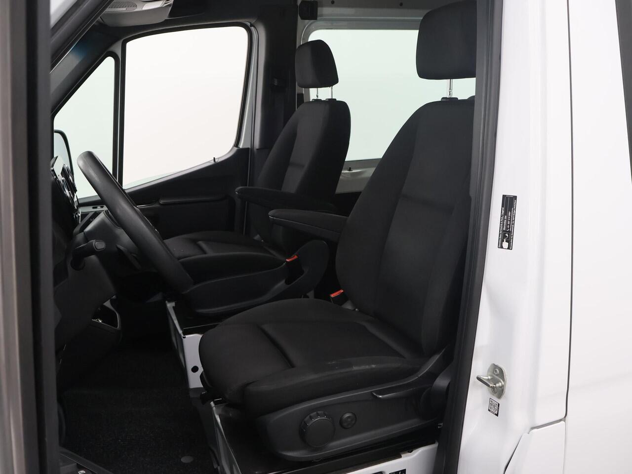 Mercedes-Benz SPRINTER 315 CDI | L2 H2 | RWD | Aut. | DUBBEL CABINE | NL AUTO | DEALER ONDERHOUDEN | 6-ZITS | 2800KG TREKHAAK | GROOT NAVIGATIE 10.25" | CAMERA | CRUISE | AIRCO | BETIMMERDE LAADRUIMTE | CARPLAY | ANDROID AUTO