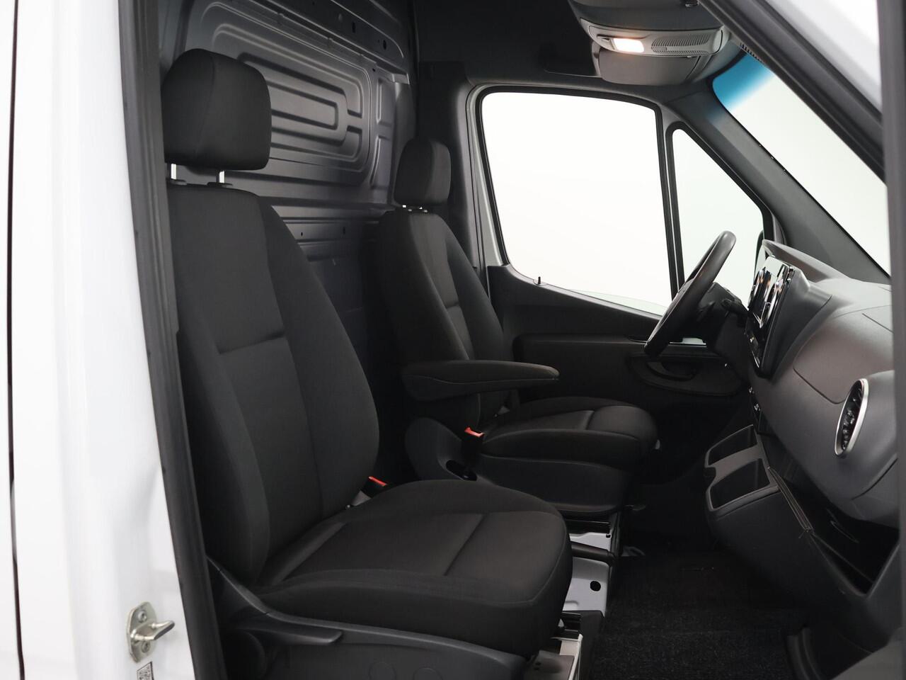 Mercedes-Benz SPRINTER 315 CDI Aut. | L2 H2 | Laadklep | Navigatie | 2-zits | DHollandia Laadklep | Achteruitrijcamera | Spiegelpakket | Cruise Contol | Zijwindassistent | Certified |
