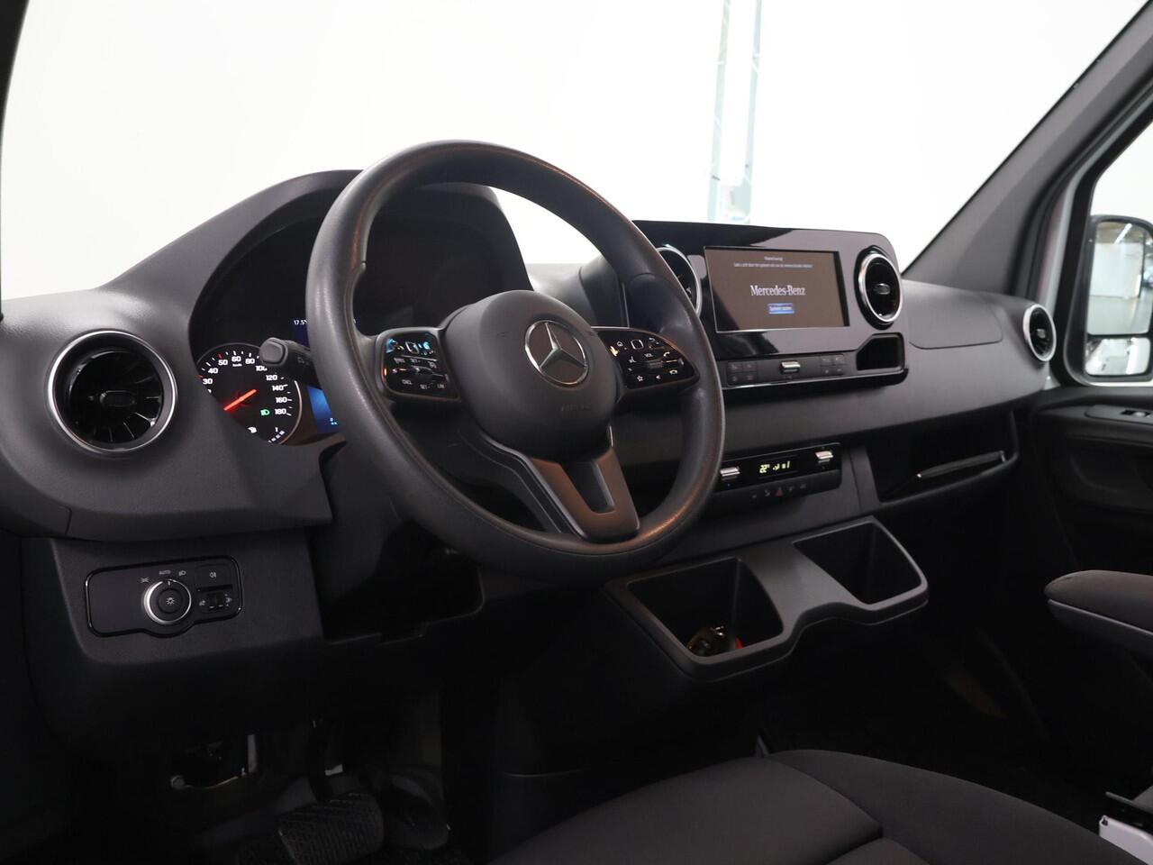 Mercedes-Benz SPRINTER 315 CDI Aut. | L2 H2 | Laadklep | Navigatie | 2-zits | DHollandia Laadklep | Achteruitrijcamera | Spiegelpakket | Cruise Contol | Zijwindassistent | Certified |