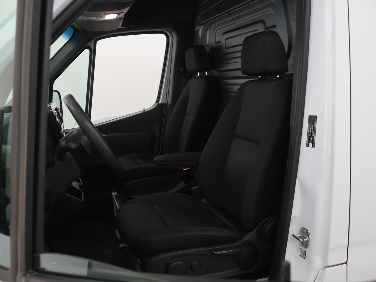 Mercedes-Benz SPRINTER 315 CDI Aut. | L2 H2 | Laadklep | Navigatie | 2-zits | DHollandia Laadklep | Achteruitrijcamera | Spiegelpakket | Cruise Contol | Zijwindassistent | Certified |