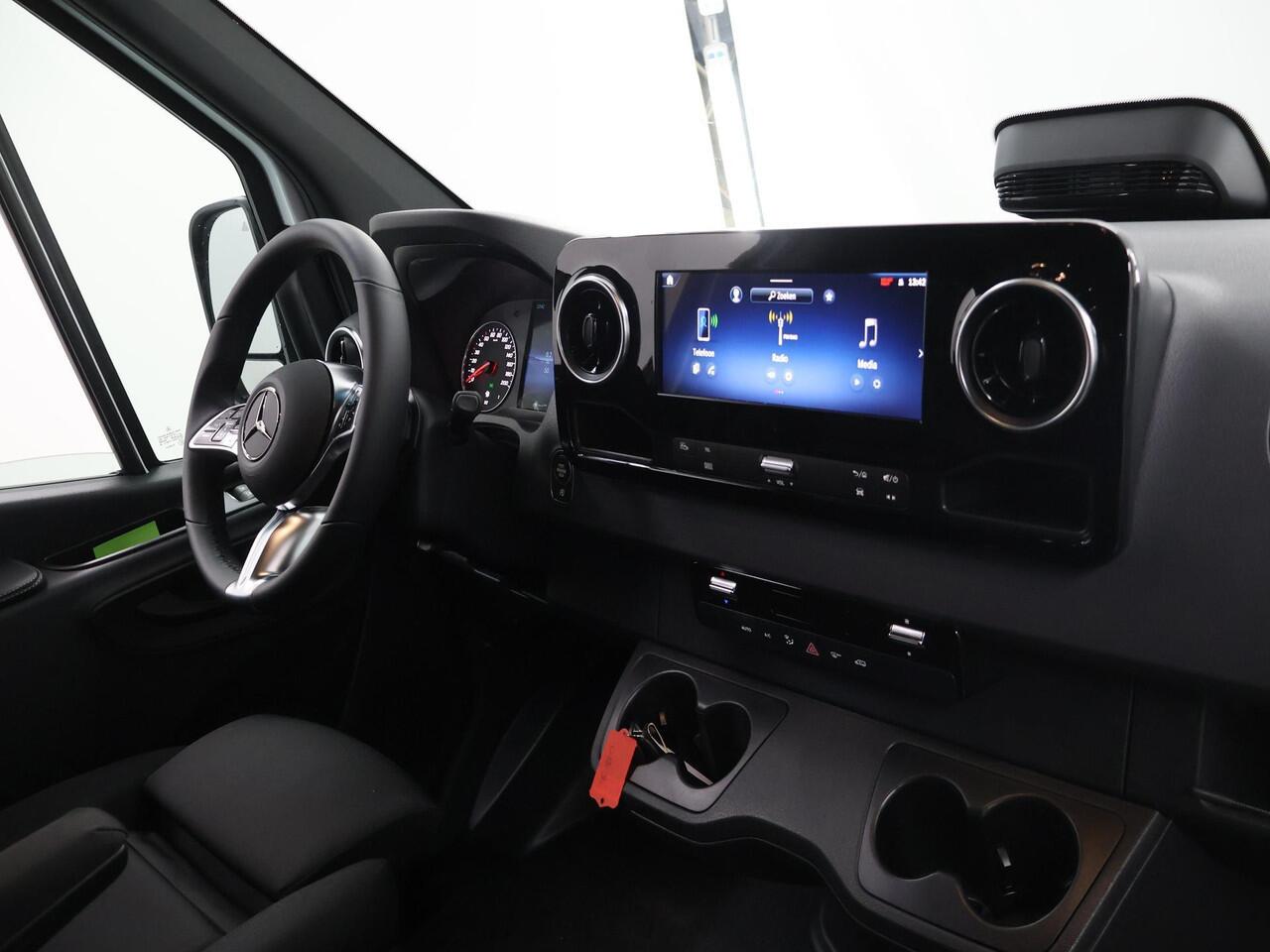 Mercedes-Benz SPRINTER 317 CDI L2 H2 Pro Dubbele Cabine | Stoelverwarming | 3500 kg Trekgewicht | Achteruitrijcamera | Climate Control | Airco | Cruise Control |