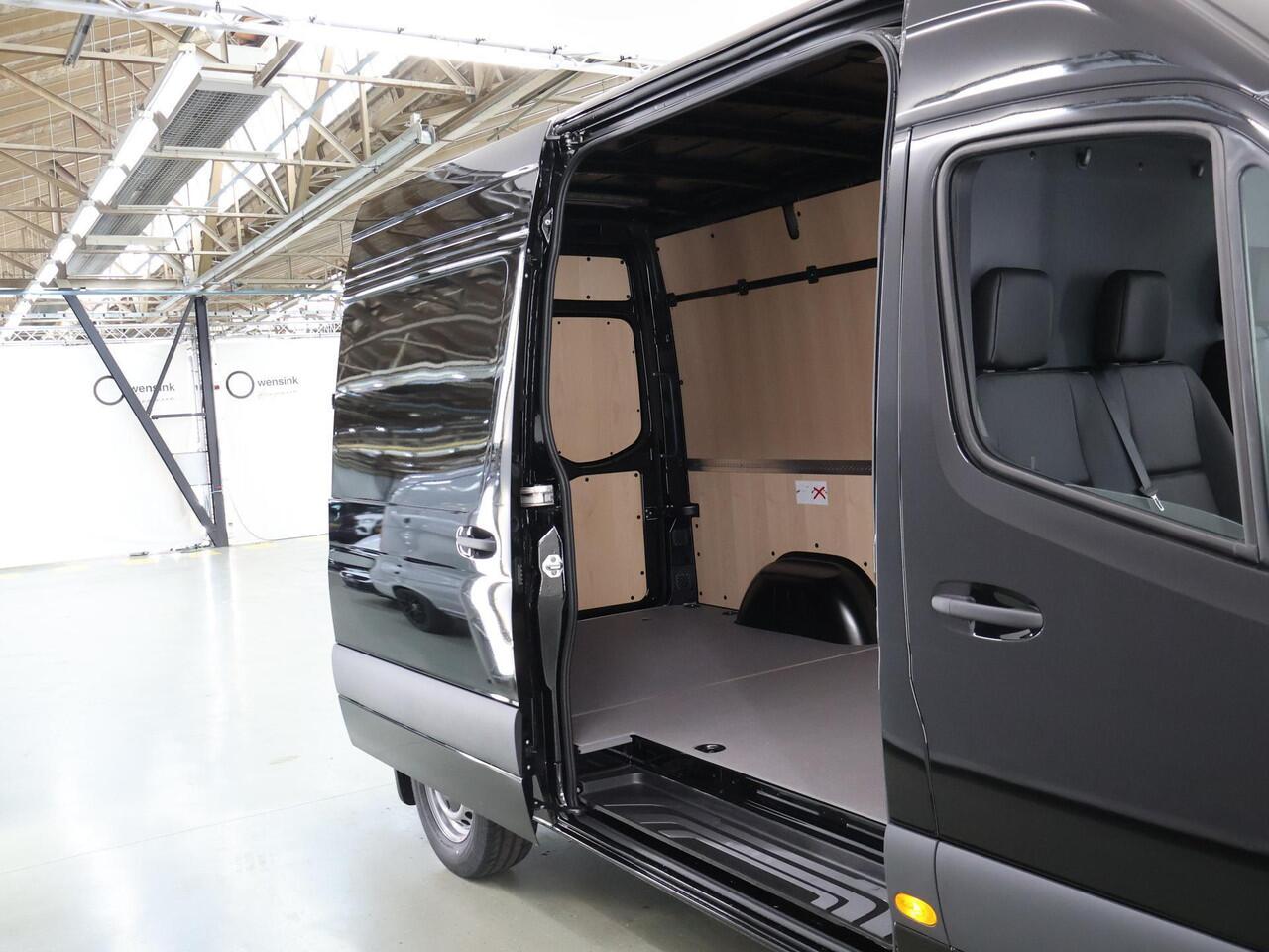 Mercedes-Benz SPRINTER 319 CDI | SELECT | L2 H2 | 190 PK | AUT. | BPM VRIJ | LEDEREN BEKLEDING | NAVIGATIE | STANDKACHEL | LED | 3500 KG TREKHAAK | PARKEERCAMERA | PARKEERSENSOREN | CARPLAY / ANDROID AUTO | LAADRUIMTE BETIMMERING