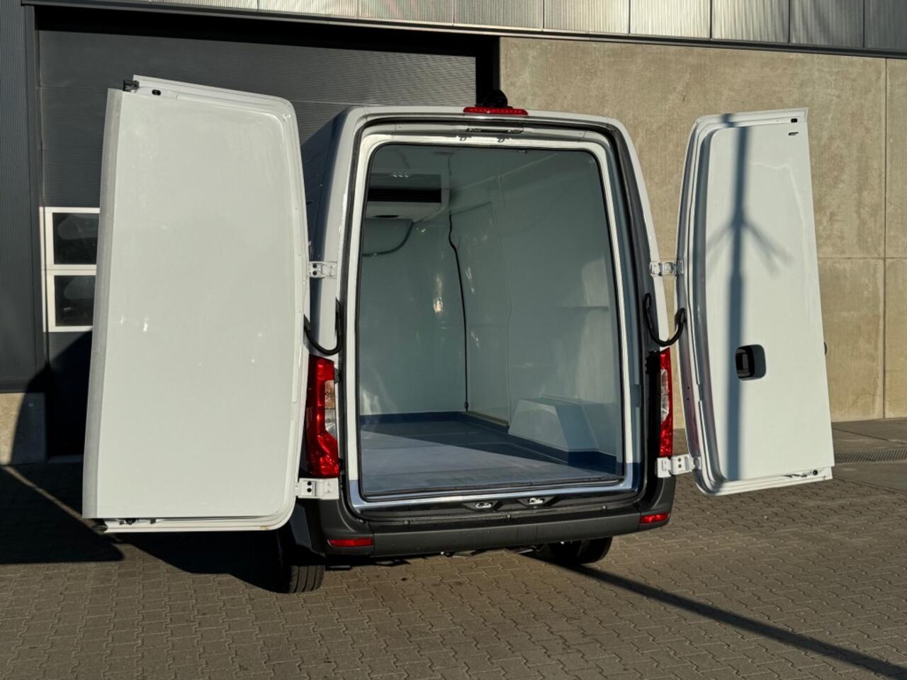 Mercedes-Benz SPRINTER 317 170pk L2 H2 Koelwagen - koelen/vriezen -20 graden - camera