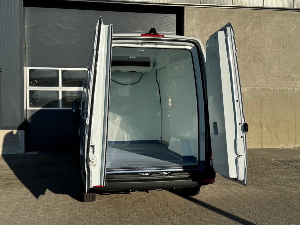 Mercedes-Benz SPRINTER 317 170pk L2 H2 Koelwagen - koelen/vriezen -20 graden - camera
