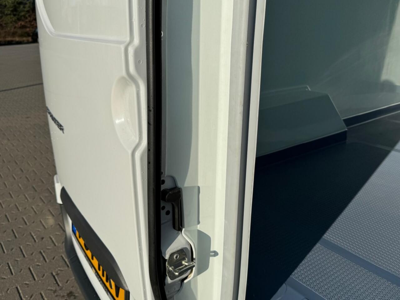 Mercedes-Benz SPRINTER 317 170pk L2 H2 Koelwagen - koelen/vriezen -20 graden - camera