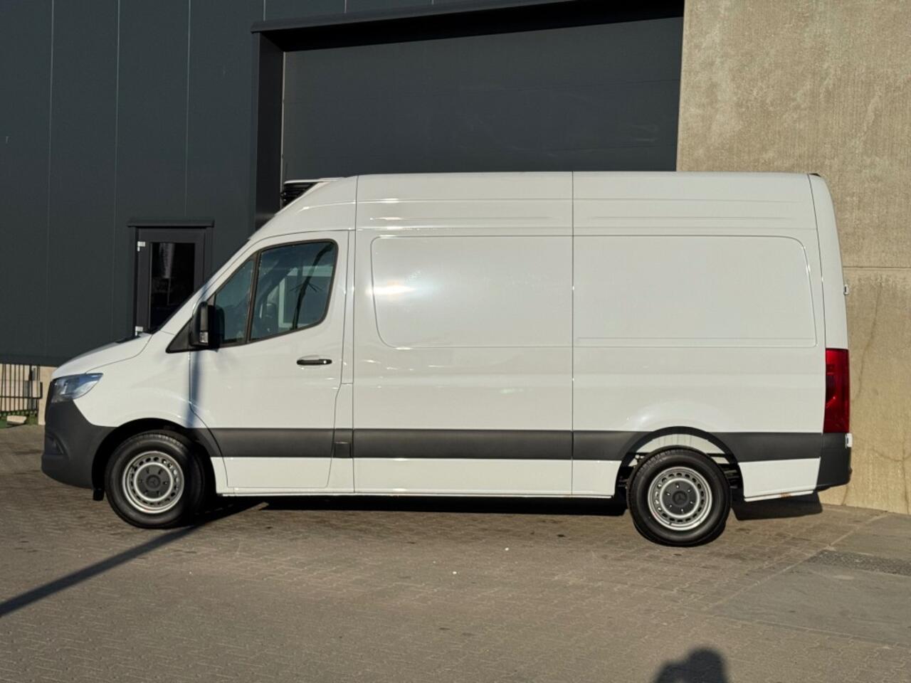 Mercedes-Benz SPRINTER 317 170pk L2 H2 Koelwagen - koelen/vriezen -20 graden - camera