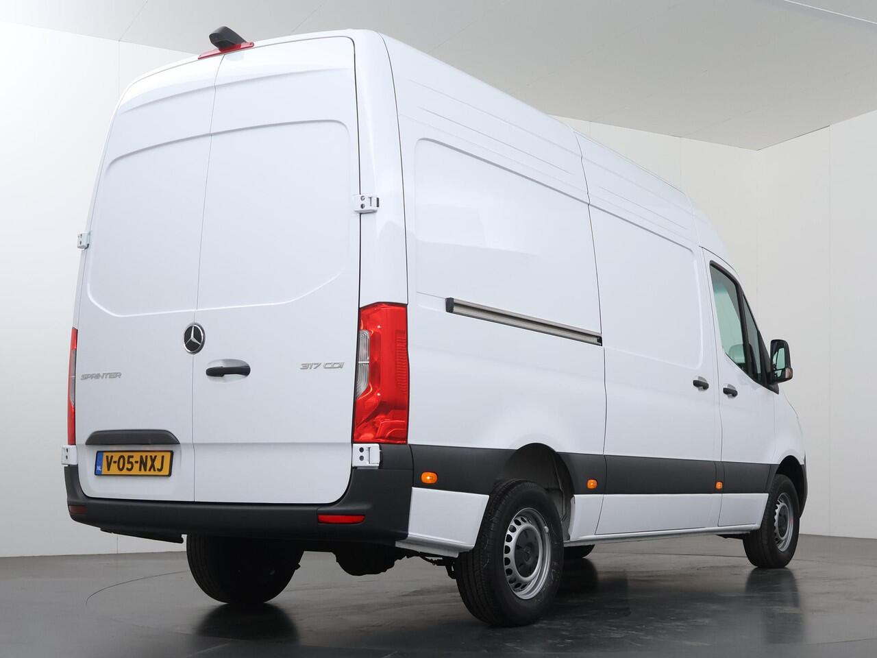 Mercedes-Benz SPRINTER 317 CDI | Aut. | L2 H2 | Pro | 3-zits | Airco | Cruise Control | 3500 KG. AHW | Parkeercamera | Certified