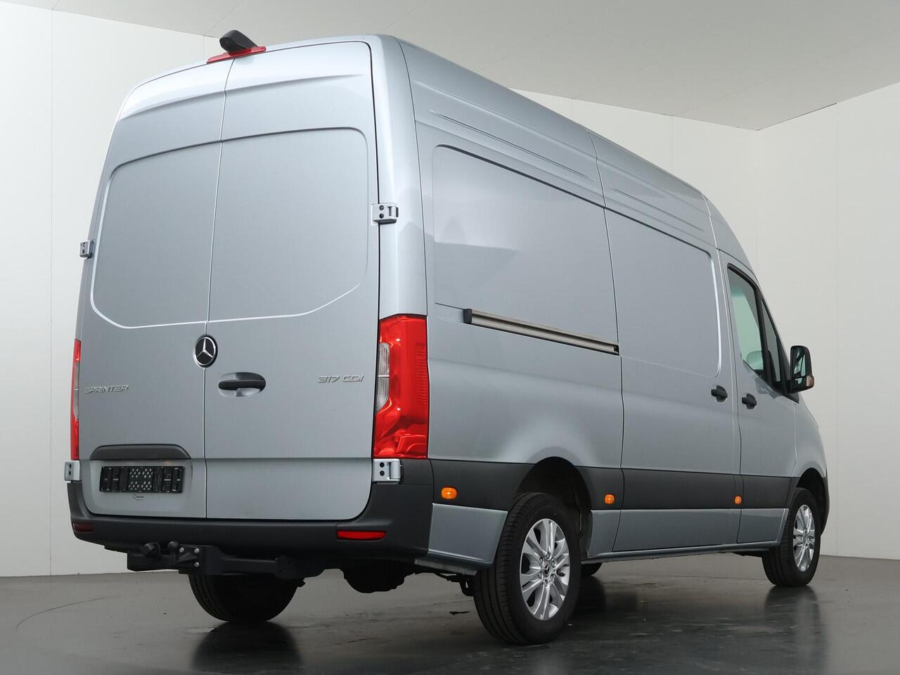 Mercedes-Benz SPRINTER 317 CDI | Aut. | L2 H2 | Pro | 3500KG. AHW | Parkeercamera | 3-zits | Trekhaak | LM Velgen | Stoelverwarming | Alarm | Apple Carplay / Android | Certified