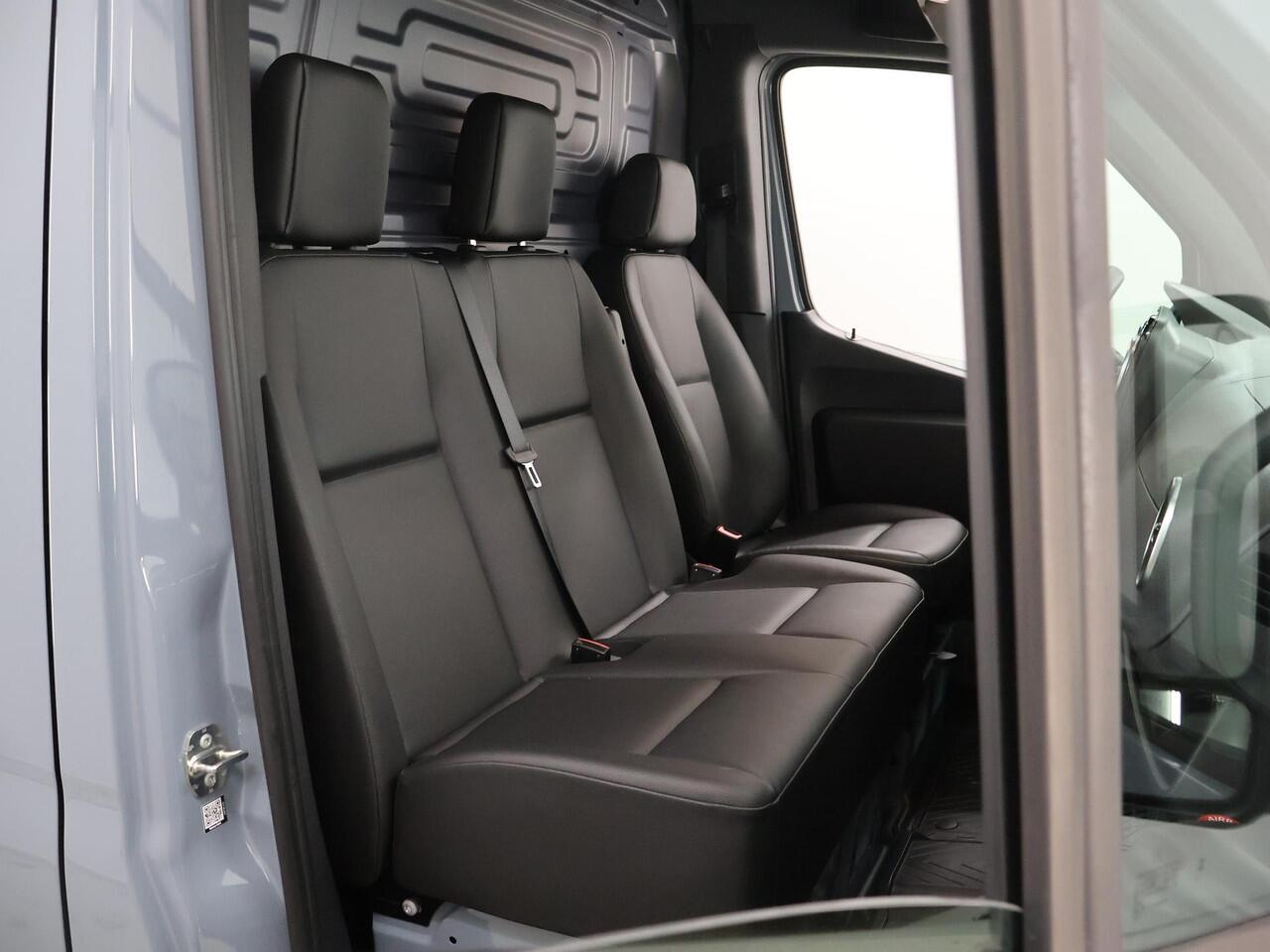 Mercedes-Benz SPRINTER 317 CDI | Aut. | L2 H2 | Pro | 3 zits | Stoelverwarming | Achteruitrijcamera | Betimmering | Laadvloer | Apple Carplay / Android Auto | Certified