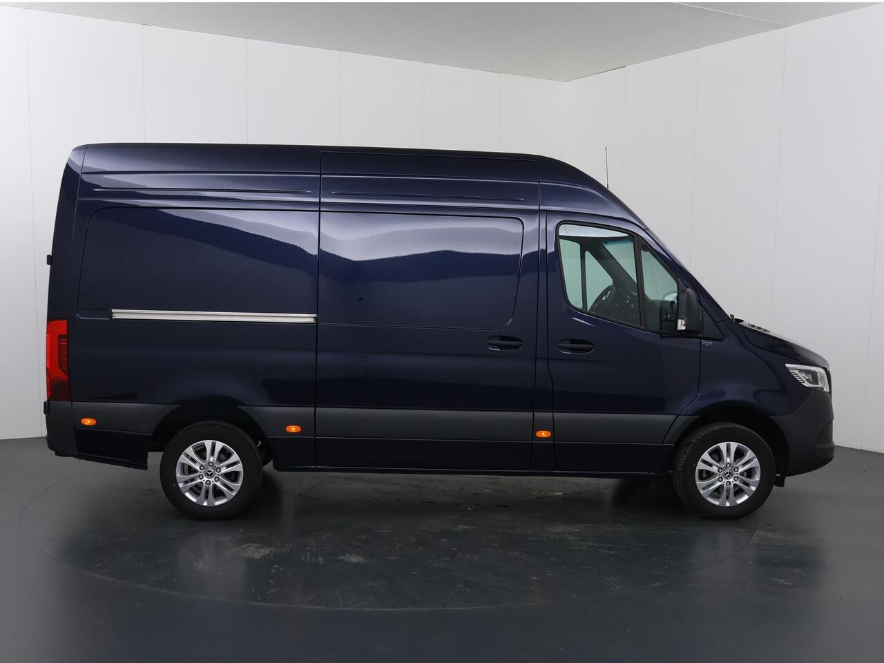 Mercedes-Benz SPRINTER 317 CDI | Aut. | L2 H2 | Pro | LED Koplampen | 3 zits | Achteruitrijcamera | Betimmering | Laadvloer | Lichtmetalen Velgen | Trekhaak | Certified