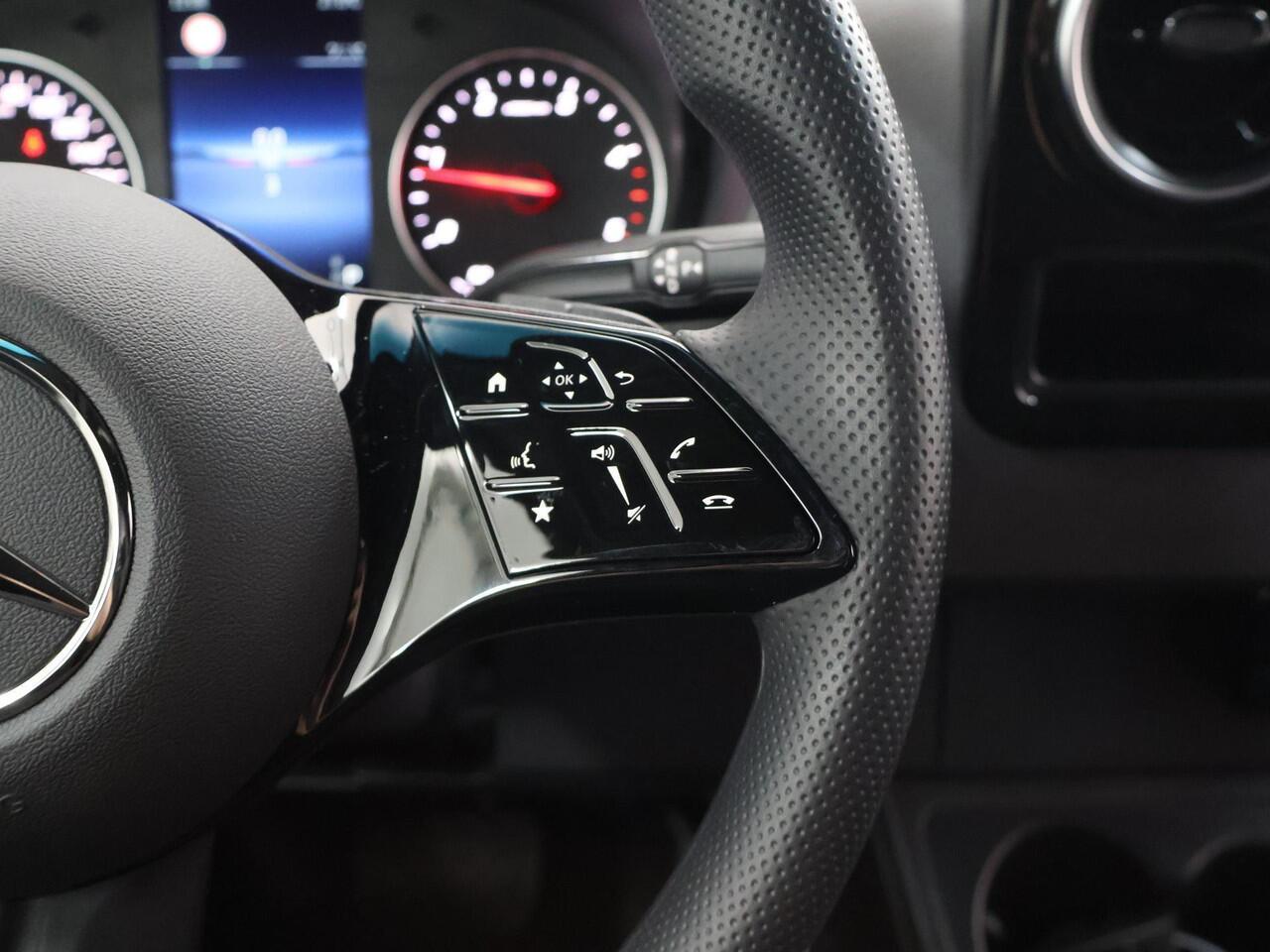 Mercedes-Benz SPRINTER 315 CDI GB L2 RWD PRO | ACHTERUITRIJCAMERA | 3500 KG AHW | DODEHOEKASSISTENT | AIRCO | CRUISE | CARPLAY | ANDROID AUTO | METALLIC | 3-ZITS | MBUX SYSTEEM GROOT