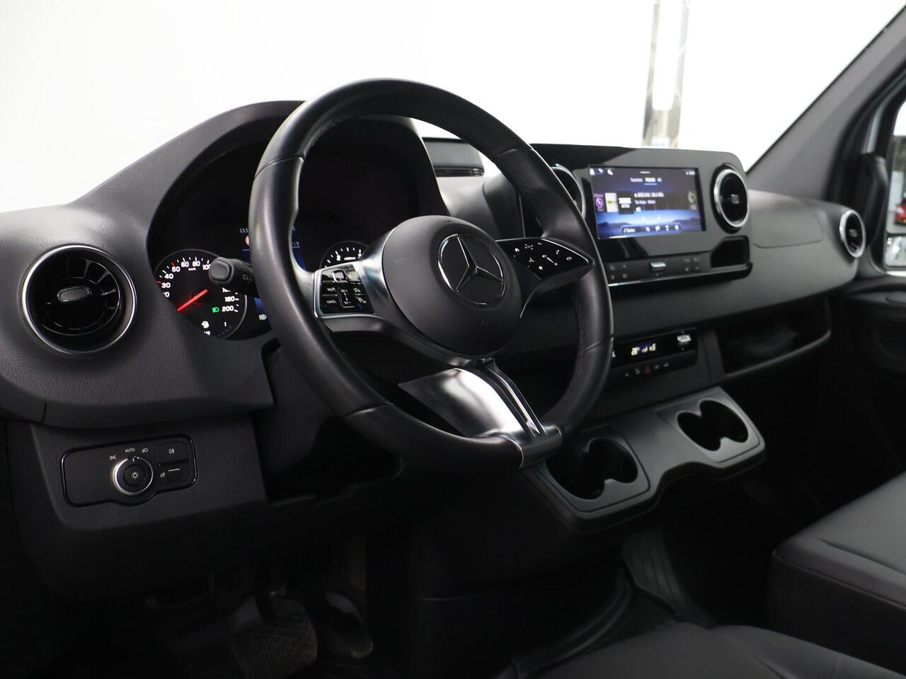 Mercedes-Benz SPRINTER 319 CDI | Aut. | L2 H2 | Select | LED Koplampen | 3-zits | Achteruitrijcamera | Navigatie | Apple Carplay/Android Auto | 3500 KG. AHW | Distronic Plus | LM Velgen | Certified