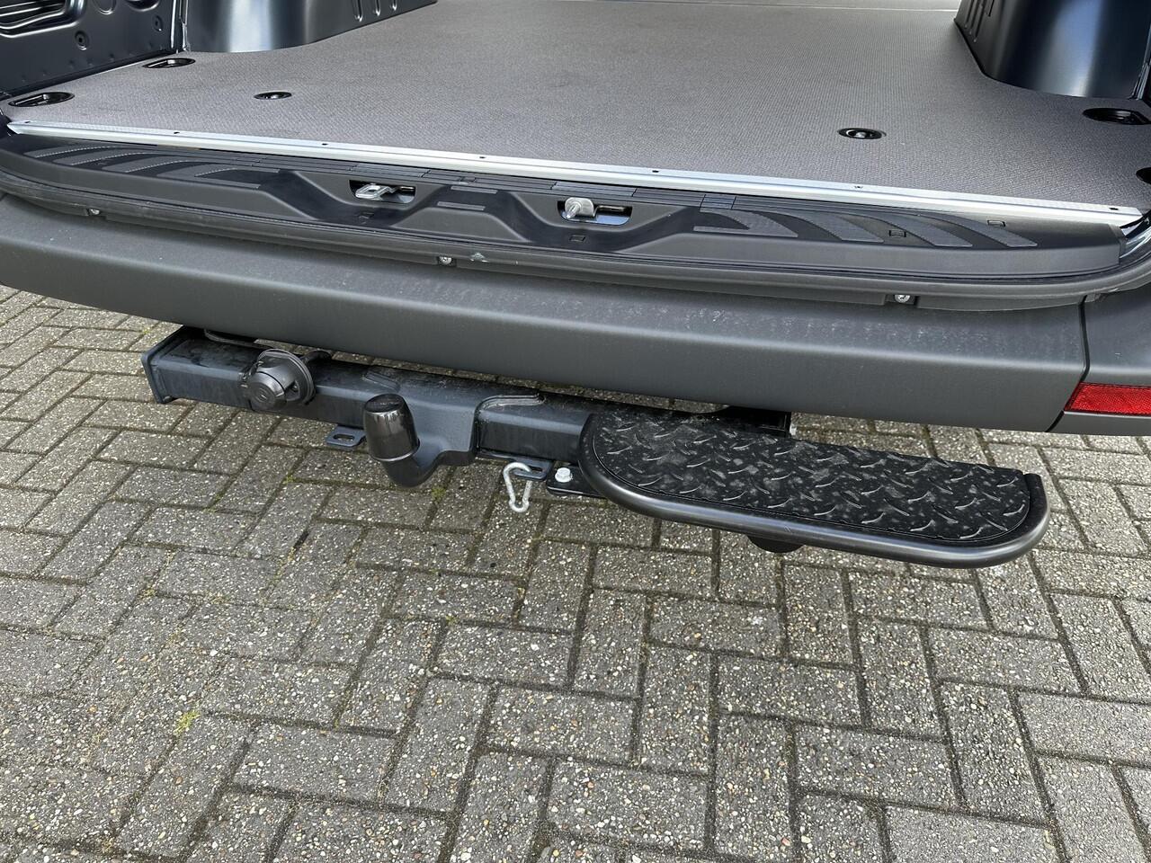 Mercedes-Benz SPRINTER 317CDI L2H1 Airco Navigatie Camera 2800kg Trekhaak 2x schuifdeur