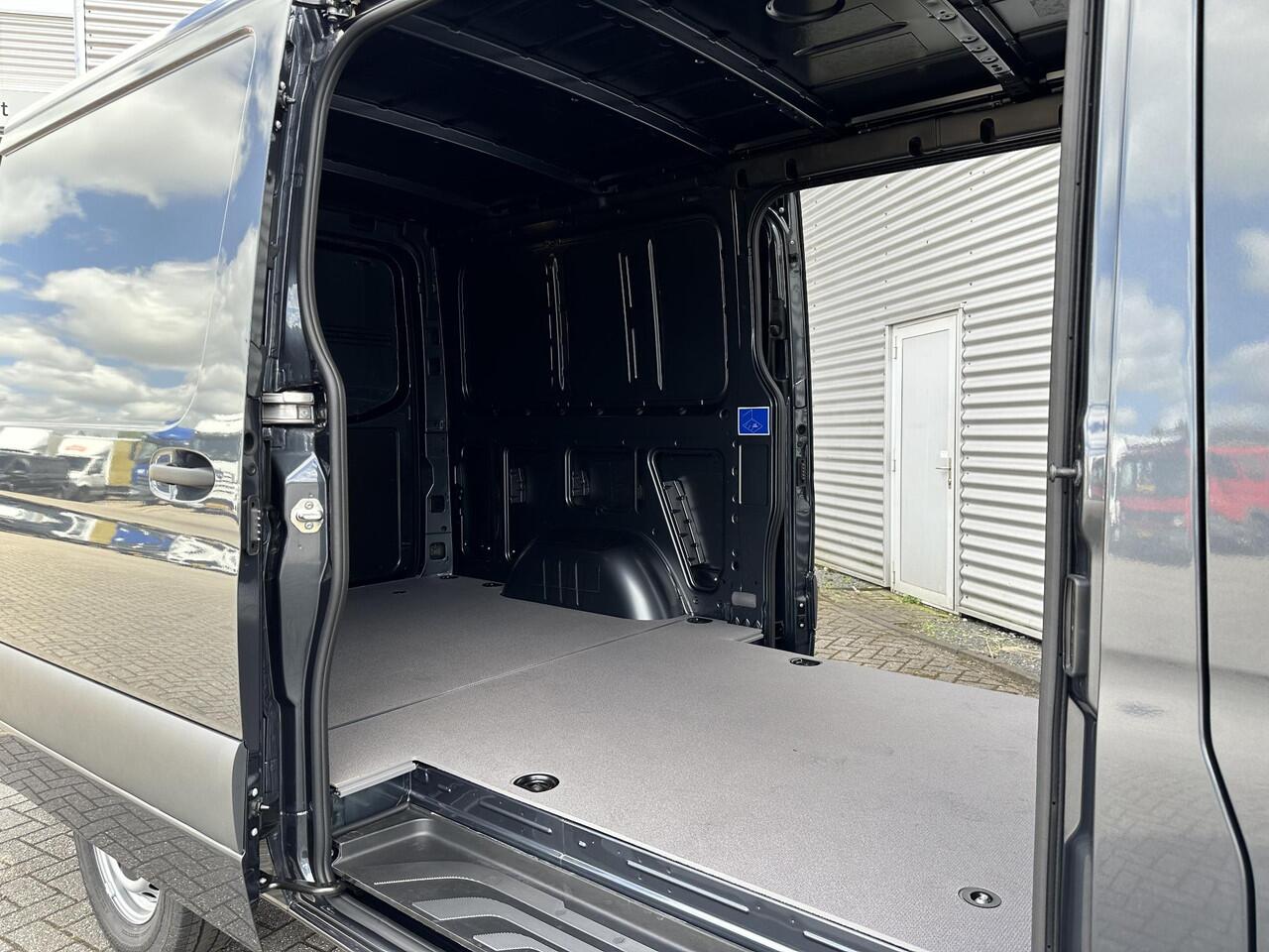 Mercedes-Benz SPRINTER 317CDI L2H1 Airco Navigatie Camera 2800kg Trekhaak 2x schuifdeur