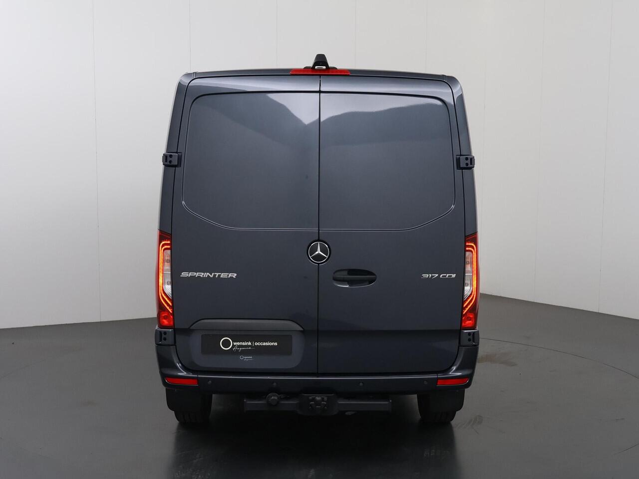 Mercedes-Benz SPRINTER 317 CDI | Aut. | L2 H1 | SELECT | ACHTERUITRIJCAMERA | NAVIGATIE | CRUISE CONTROL | TREKHAAK | BETIMMERDE LAADRUIMTE | 3-ZITS | LICHT -/ REGEN SENSOR | CERTIFIED