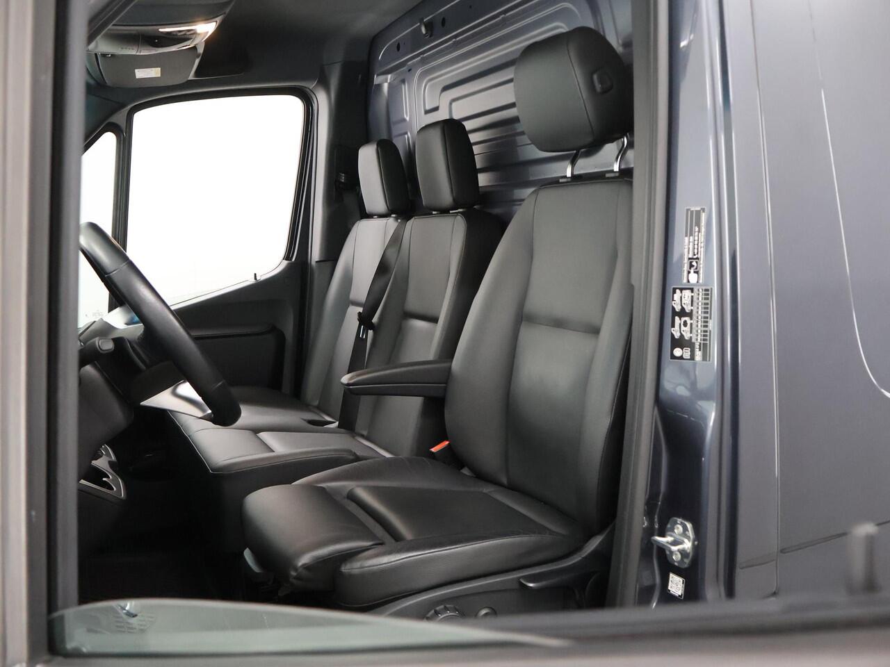 Mercedes-Benz SPRINTER 317 CDI | Aut. | L2 H1 | SELECT | ACHTERUITRIJCAMERA | NAVIGATIE | CRUISE CONTROL | TREKHAAK | BETIMMERDE LAADRUIMTE | 3-ZITS | LICHT -/ REGEN SENSOR | CERTIFIED