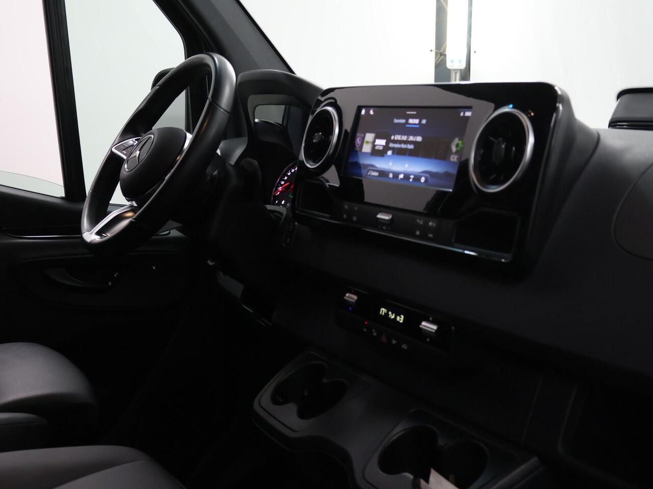 Mercedes-Benz SPRINTER 317 CDI | Aut. | L2 H1 | SELECT | ACHTERUITRIJCAMERA | NAVIGATIE | CRUISE CONTROL | TREKHAAK | BETIMMERDE LAADRUIMTE | 3-ZITS | LICHT -/ REGEN SENSOR | CERTIFIED