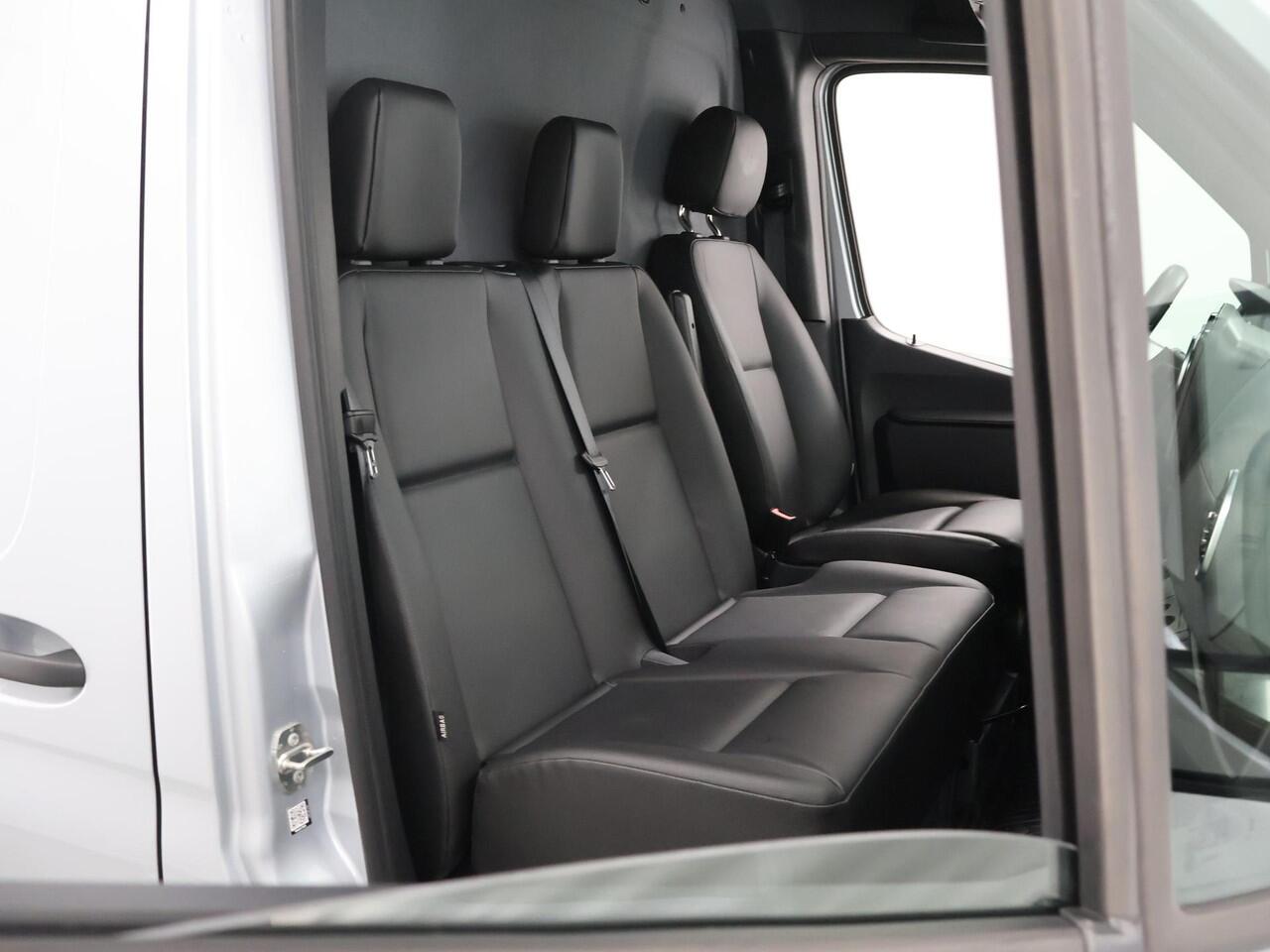 Mercedes-Benz SPRINTER 319 CDI | Aut. | L2 H1 | Select | Distronic | 3500 KG Trekhaak | 17" Lichtmetalen Wielen | Navigatie | Parkeercamera | LED Koplampen | Vloer+Zijwanden | Certified
