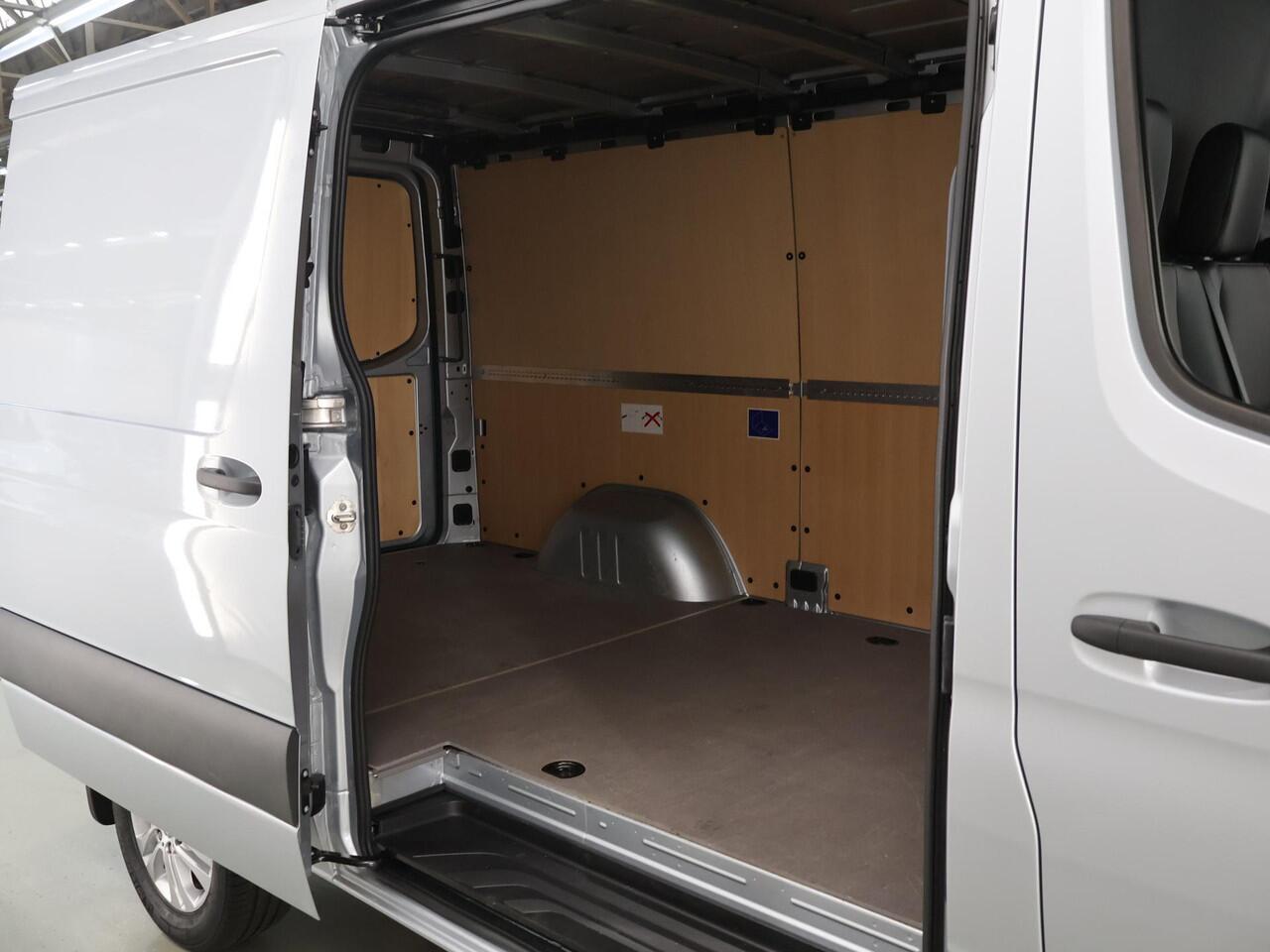 Mercedes-Benz SPRINTER 319 CDI | Aut. | L2 H1 | Select | Distronic | 3500 KG Trekhaak | 17" Lichtmetalen Wielen | Navigatie | Parkeercamera | LED Koplampen | Vloer+Zijwanden | Certified