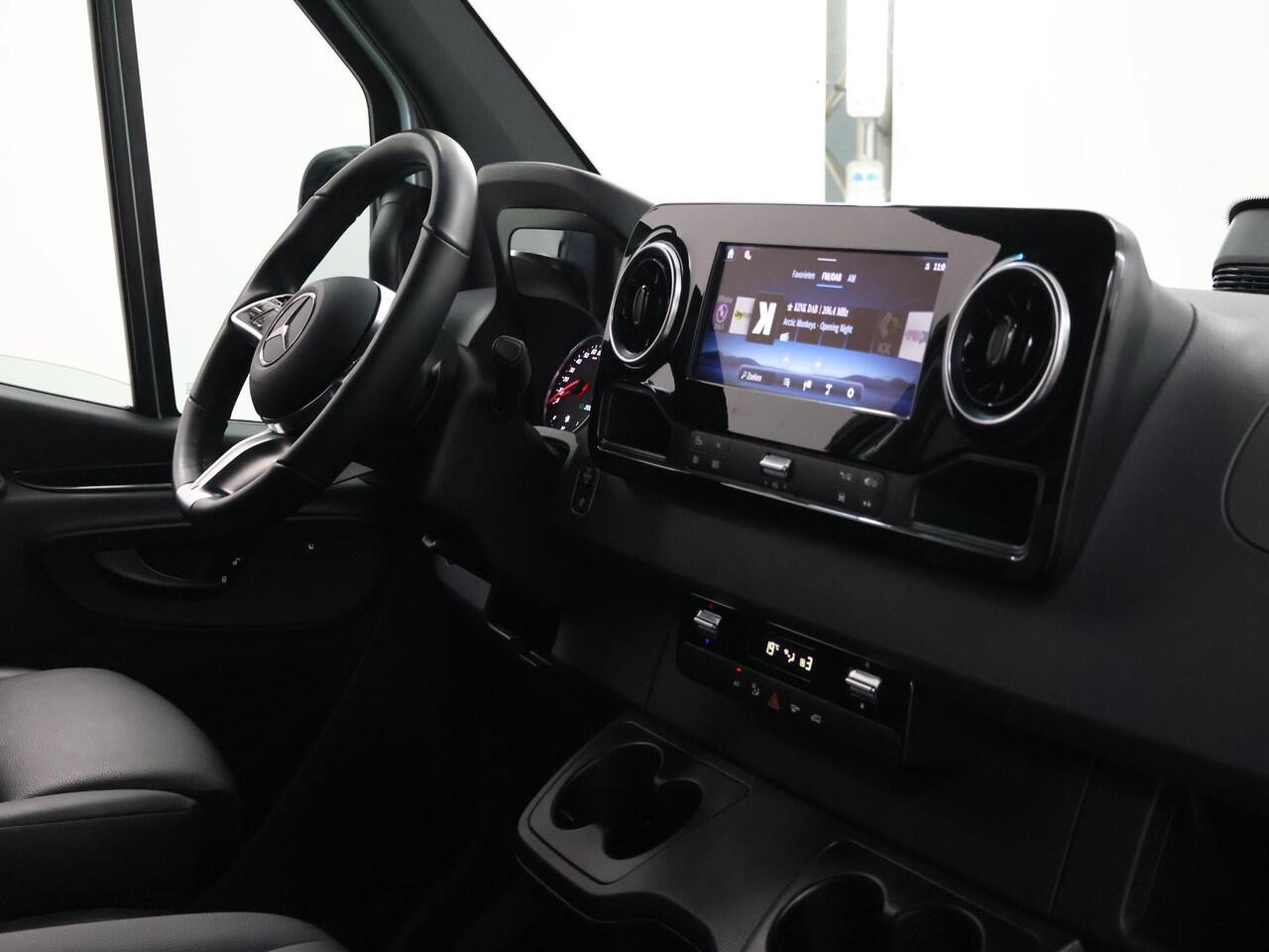 Mercedes-Benz SPRINTER 319 CDI | Aut. | L2 H1 | Select | Distronic | 3500 KG Trekhaak | 17" Lichtmetalen Wielen | Navigatie | Parkeercamera | LED Koplampen | Vloer+Zijwanden | Certified
