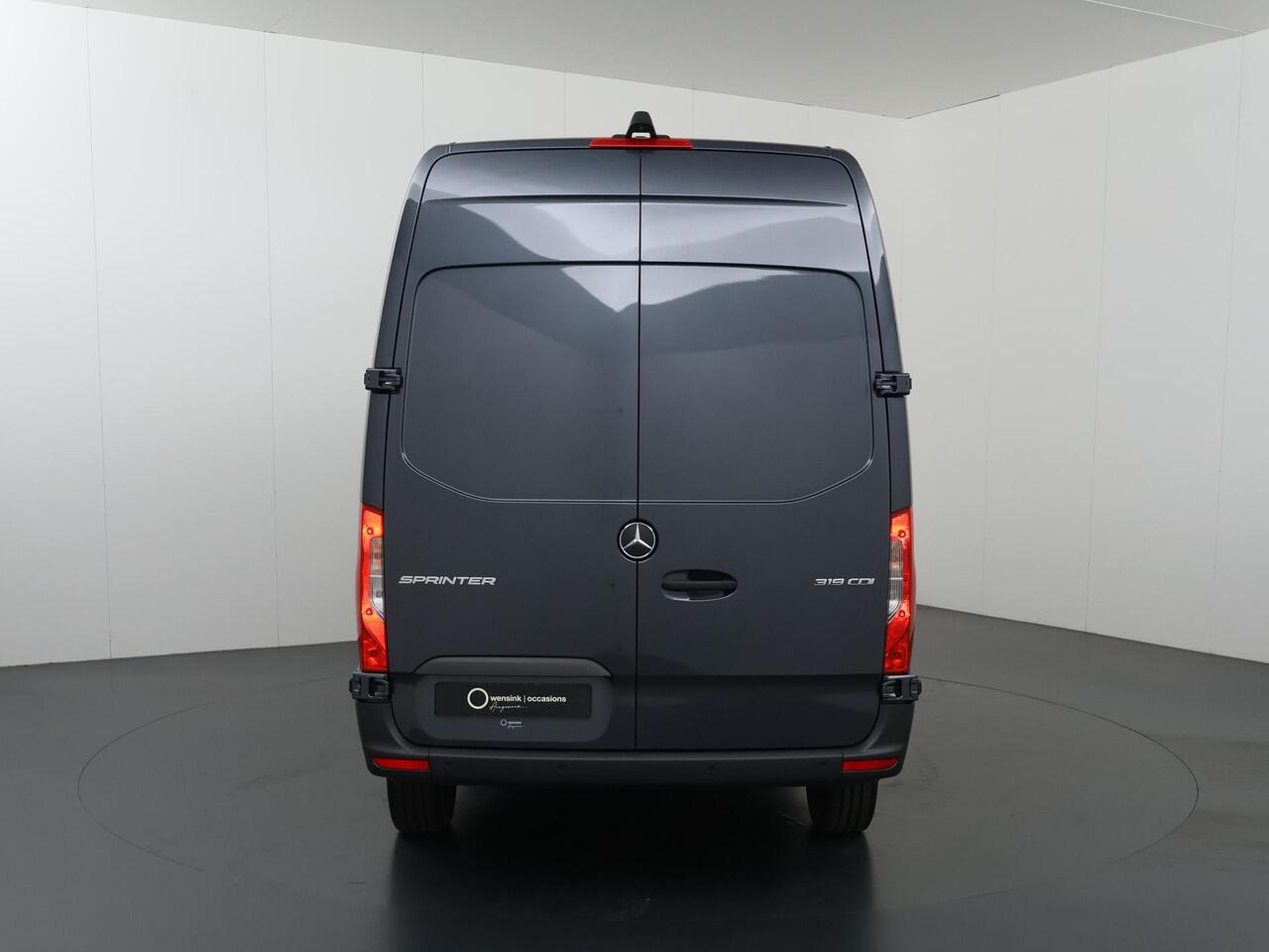 Mercedes-Benz SPRINTER 319 CDI 190 PK | L2 H2 | AUTOMAAT | PRO | LED | KUNSTLEDER ZWART BEKLEDING | CAMERA | BETIMMERDE LAADRUIMTE | CARPLAY EN ANDROID AUTO | CRUISE | AIRCO | 17" LICHTMETALEN VELGEN | LUCHTGEVEERDE BESTUURDERSSTOEL