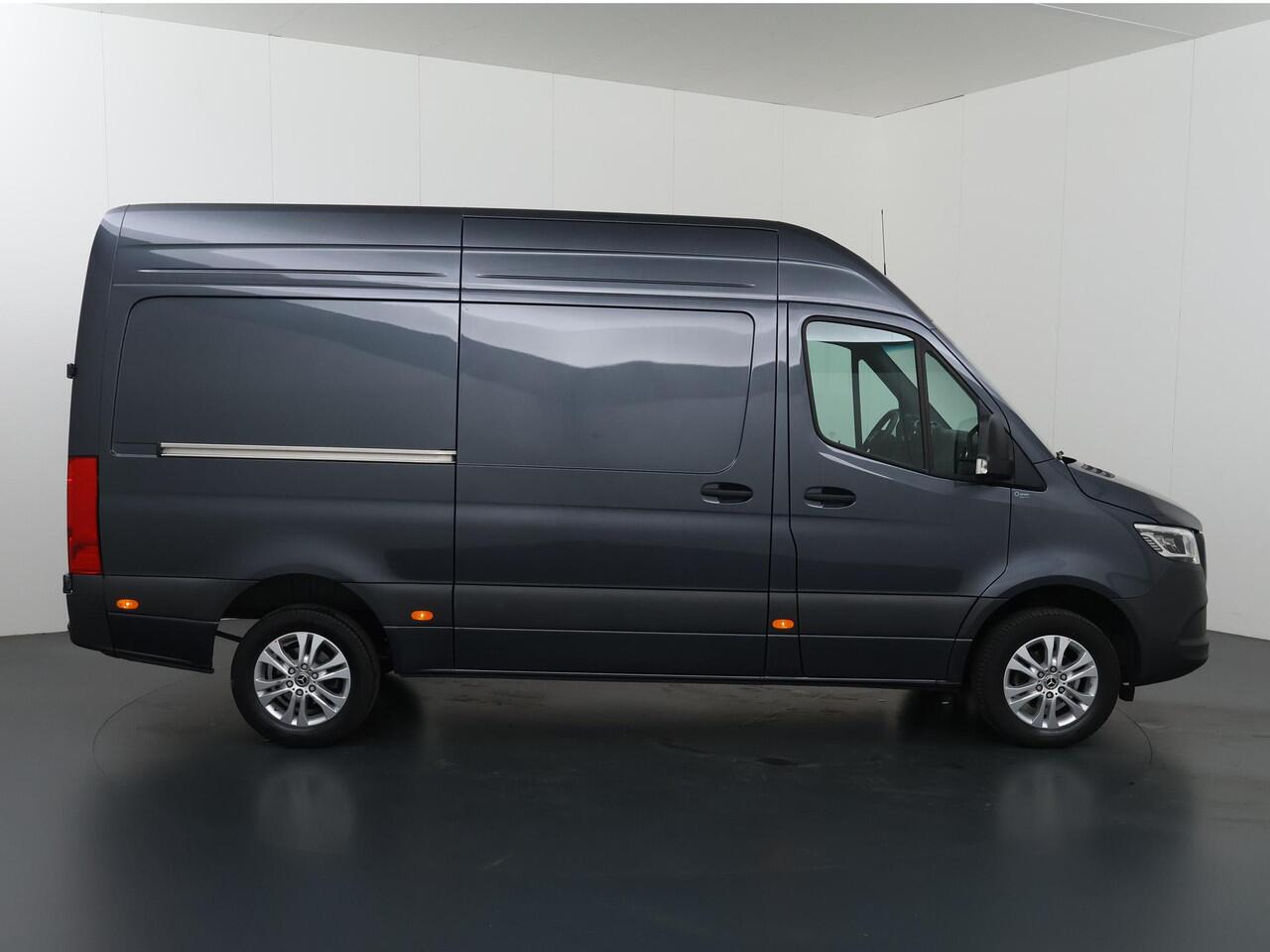 Mercedes-Benz SPRINTER 319 CDI 190 PK | L2 H2 | AUTOMAAT | PRO | LED | KUNSTLEDER ZWART BEKLEDING | CAMERA | BETIMMERDE LAADRUIMTE | CARPLAY EN ANDROID AUTO | CRUISE | AIRCO | 17" LICHTMETALEN VELGEN | LUCHTGEVEERDE BESTUURDERSSTOEL