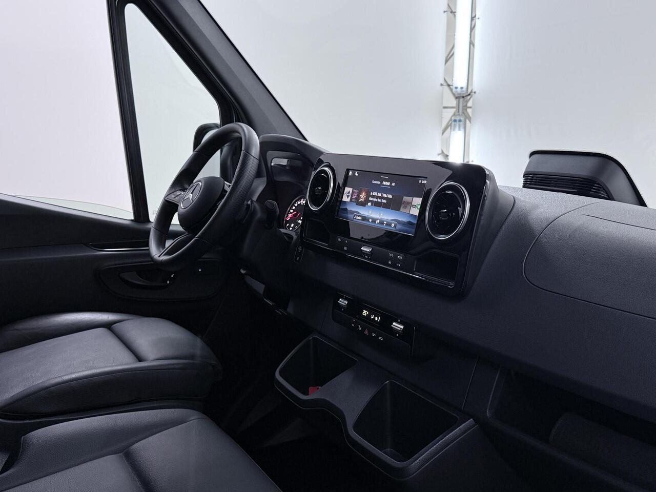 Mercedes-Benz SPRINTER 319 CDI 190 PK | L2 H2 | AUTOMAAT | PRO | LED | KUNSTLEDER ZWART BEKLEDING | CAMERA | BETIMMERDE LAADRUIMTE | CARPLAY EN ANDROID AUTO | CRUISE | AIRCO | 17" LICHTMETALEN VELGEN | LUCHTGEVEERDE BESTUURDERSSTOEL