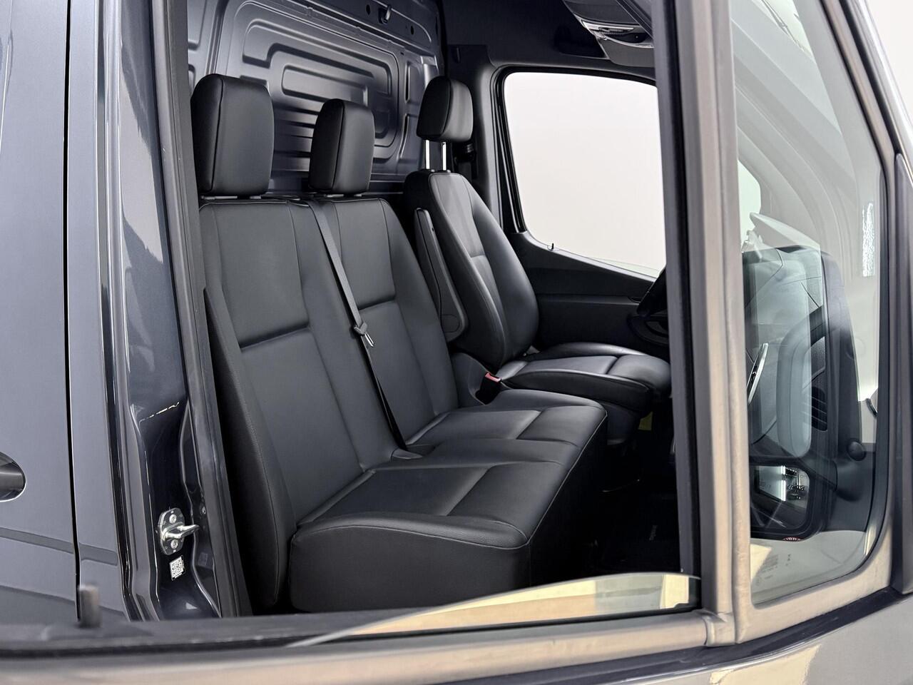 Mercedes-Benz SPRINTER 319 CDI 190 PK | L2 H2 | AUTOMAAT | PRO | LED | KUNSTLEDER ZWART BEKLEDING | CAMERA | BETIMMERDE LAADRUIMTE | CARPLAY EN ANDROID AUTO | CRUISE | AIRCO | 17" LICHTMETALEN VELGEN | LUCHTGEVEERDE BESTUURDERSSTOEL