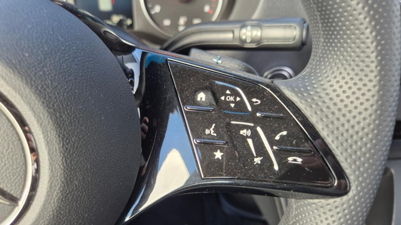 Mercedes-Benz SPRINTER TAXI ROLSTOELBUS met verlaagde voorinstap.