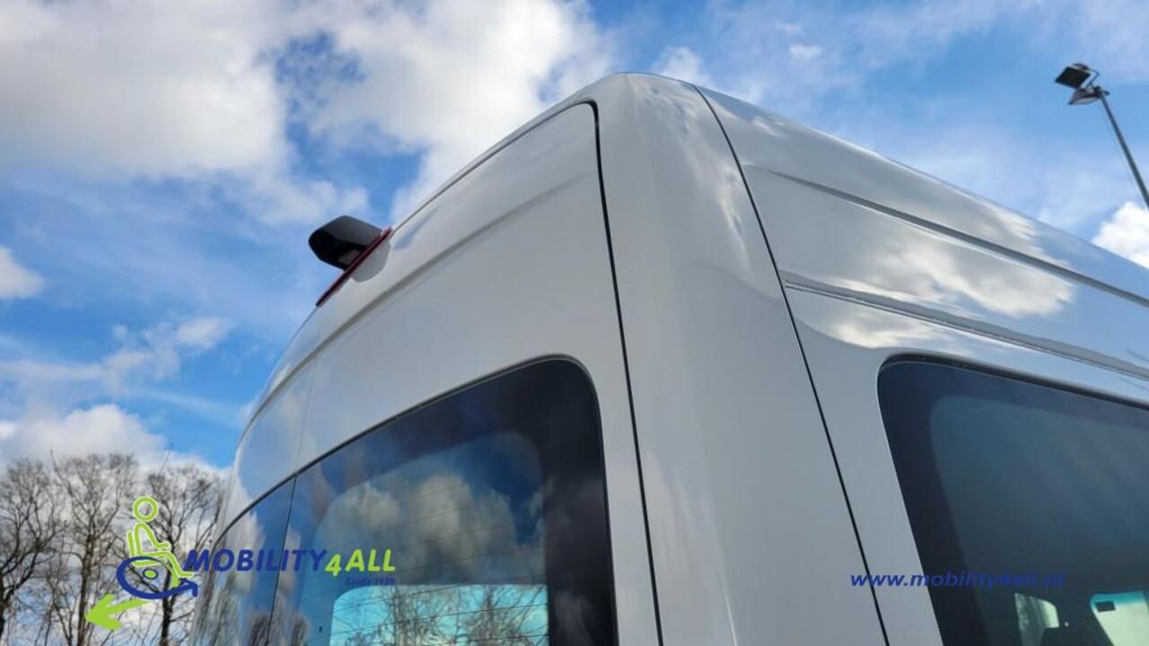 Mercedes-Benz SPRINTER TAXI ROLSTOELBUS met verlaagde voorinstap.