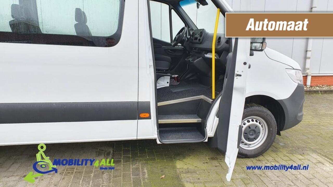Mercedes-Benz SPRINTER TAXI ROLSTOELBUS met verlaagde voorinstap.