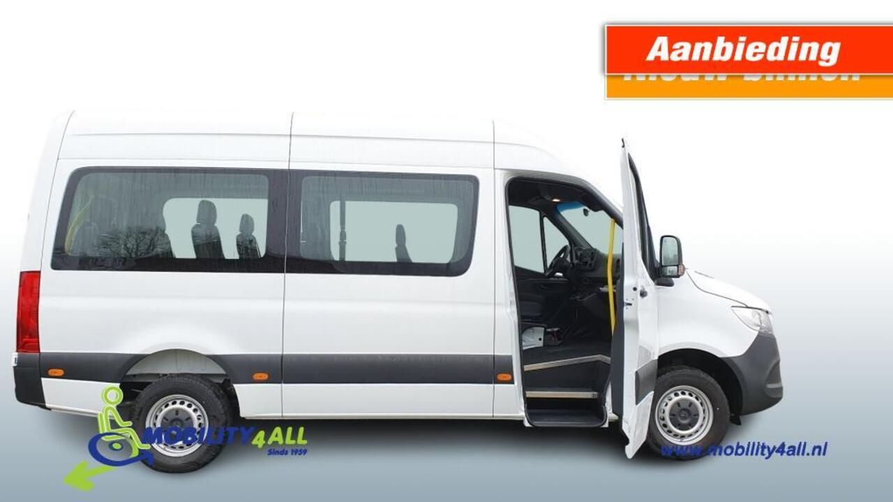 Mercedes-Benz SPRINTER TAXI ROLSTOELBUS met verlaagde voorinstap.