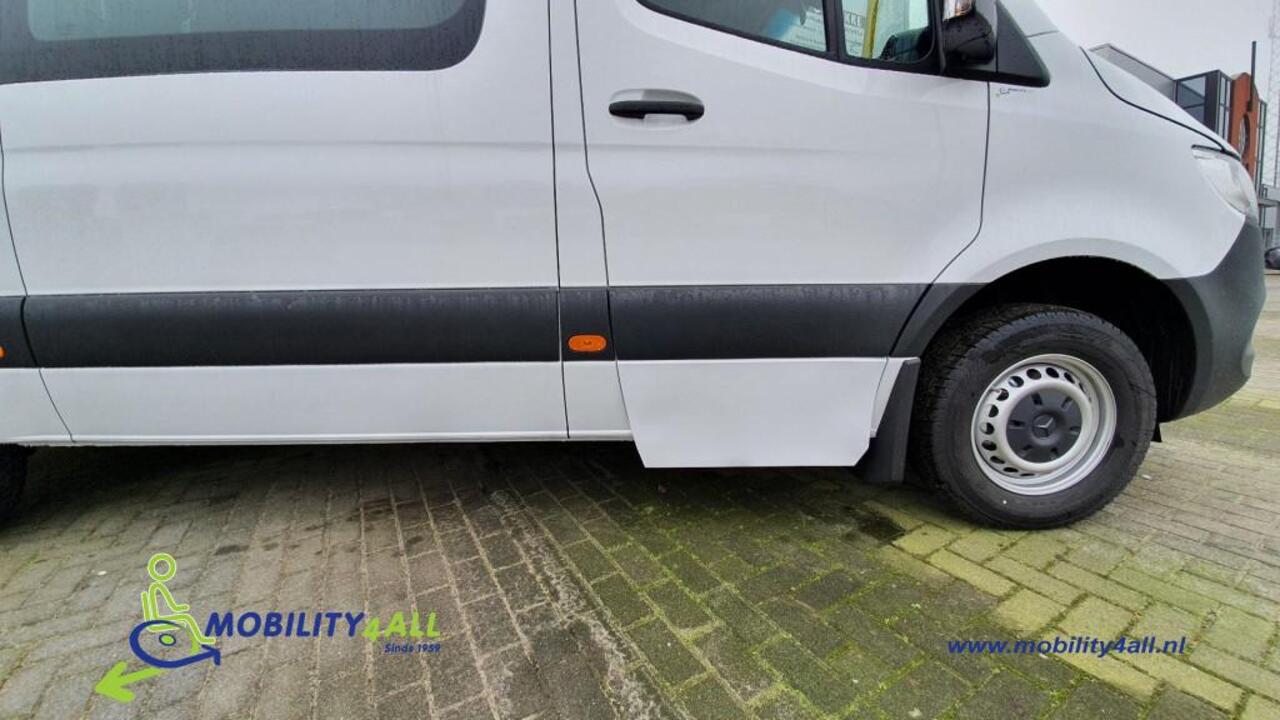 Mercedes-Benz SPRINTER TAXI ROLSTOELBUS met verlaagde voorinstap.