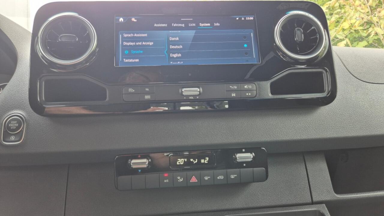 Mercedes-Benz SPRINTER TAXI ROLSTOELBUS met verlaagde voorinstap.