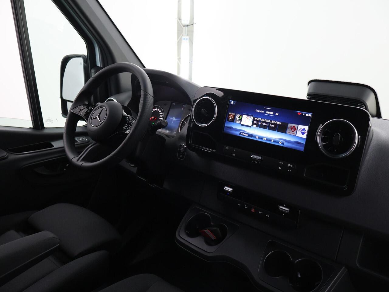 Mercedes-Benz SPRINTER 317 CDI L2 H2 RWD PRO | Smartphone integratie pakket | 10.25" MBUX Systeem | Achteruitrijcamera | 3500 KG Trekgewicht |
