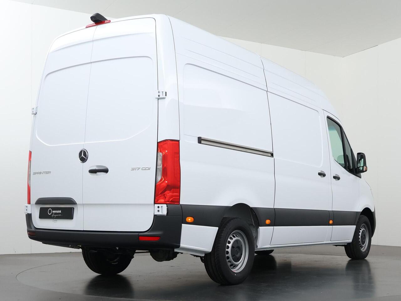 Mercedes-Benz SPRINTER 315 | Aut. | L2 H2 | RWD | PRO | 3500 KG. AHW | Airco | Cruise Control | 3500 KG. AHW | Carplay / Android Auto | Dodehoekassistent | Lane-Assist | Multifunctioneel Stuurwiel | 3-zits |