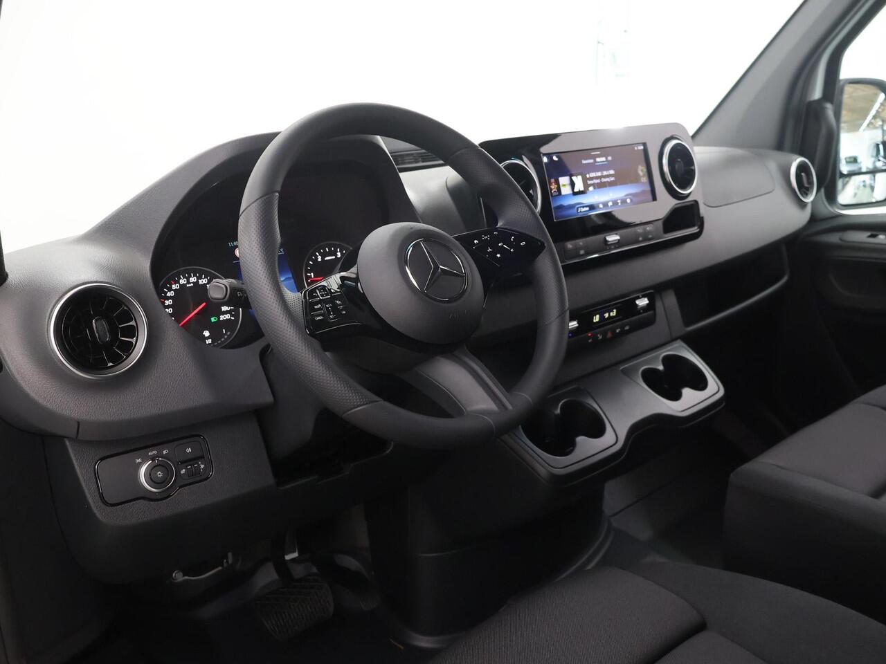 Mercedes-Benz SPRINTER 315 | Aut. | L2 H2 | RWD | PRO | 3500 KG. AHW | Airco | Cruise Control | 3500 KG. AHW | Carplay / Android Auto | Dodehoekassistent | Lane-Assist | Multifunctioneel Stuurwiel | 3-zits |